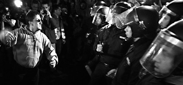 Fotografie: Chcete násilí a chaos? Nebo ty, o nichž už víte, že lžou? Vláda to rozhodně nevzdává. (Budapešť, 21. září.) - Autor: Profimedia.cz, http://www.profimedia.cz