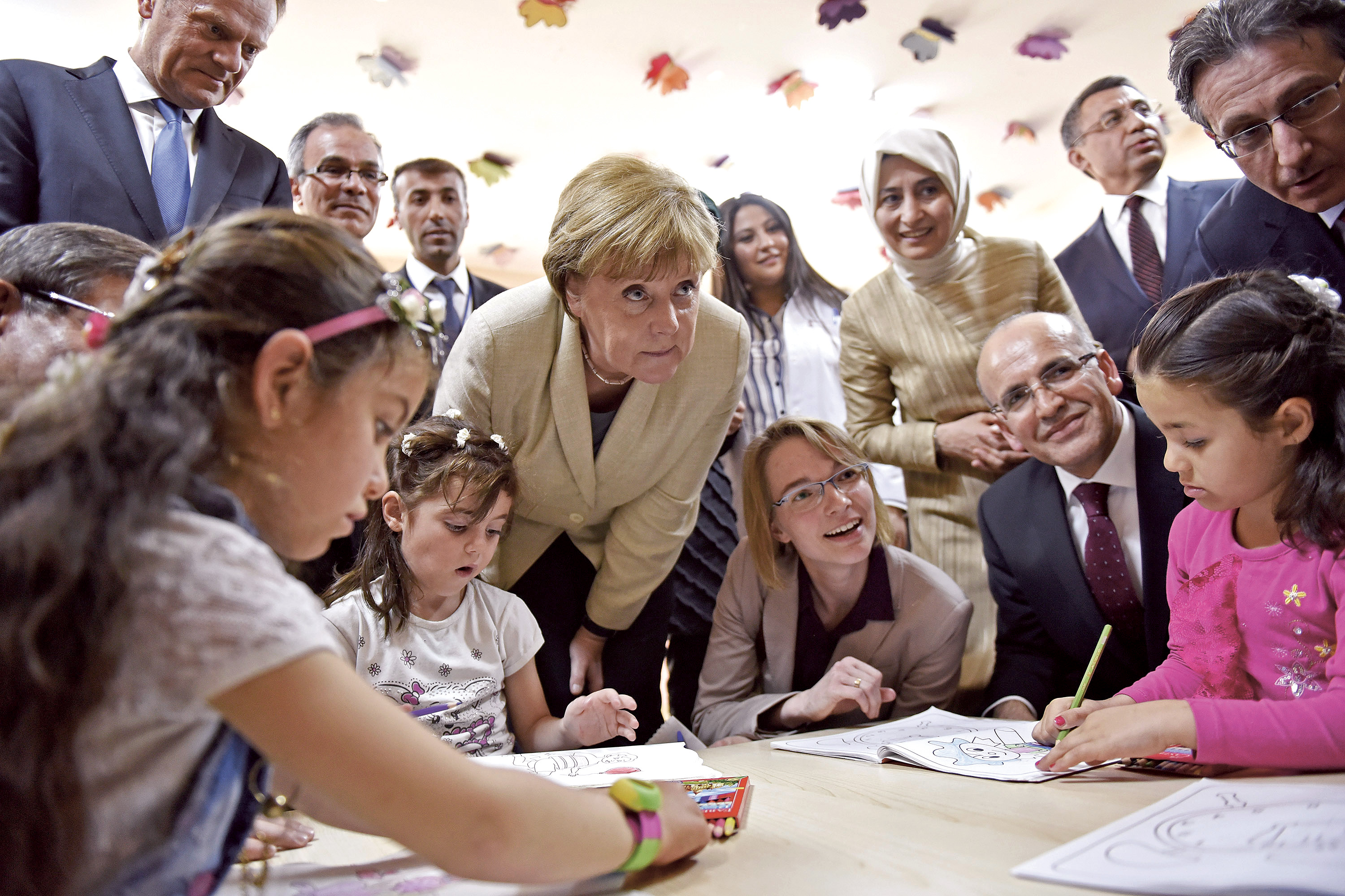 Angela Merkel s předsedou Evropské rady Donaldem Tuskem v uprchlickém táboře v tureckém Nizipu, leden 2016