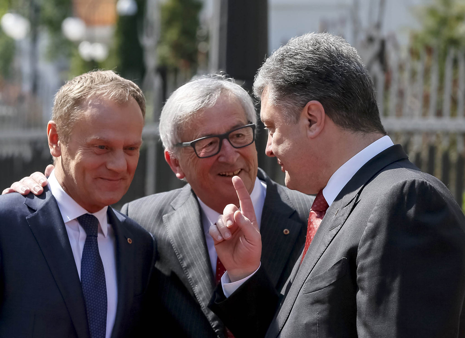 Prezident EU Donald Tusk, předseda EK Jean Claude Juncker a ukrajinský prezident Petro Porošenko