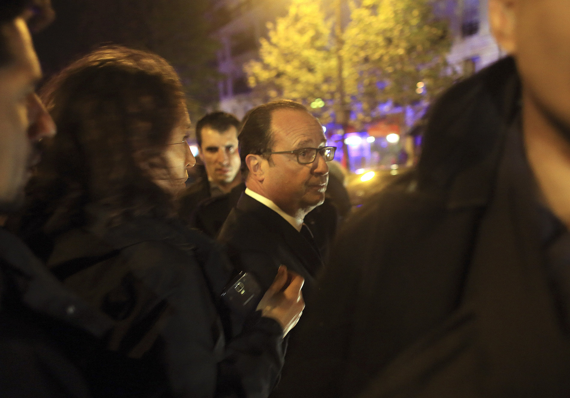 Francouzský prezident Hollande na místě teroristického útoku v Bataclanu