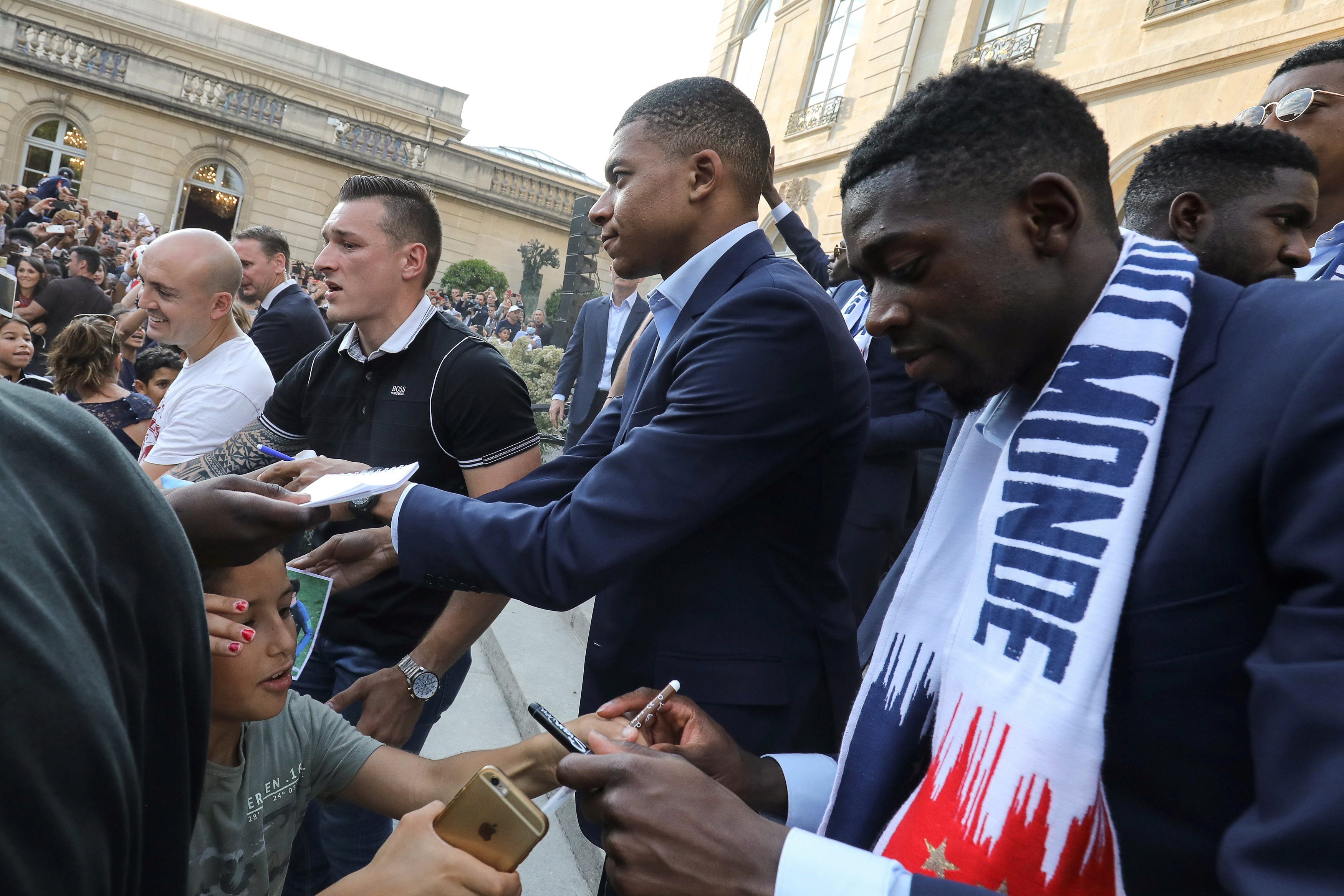 Mistři světa po návratu do Paříže: Kylian Mbappe a Ousmane Dembele 