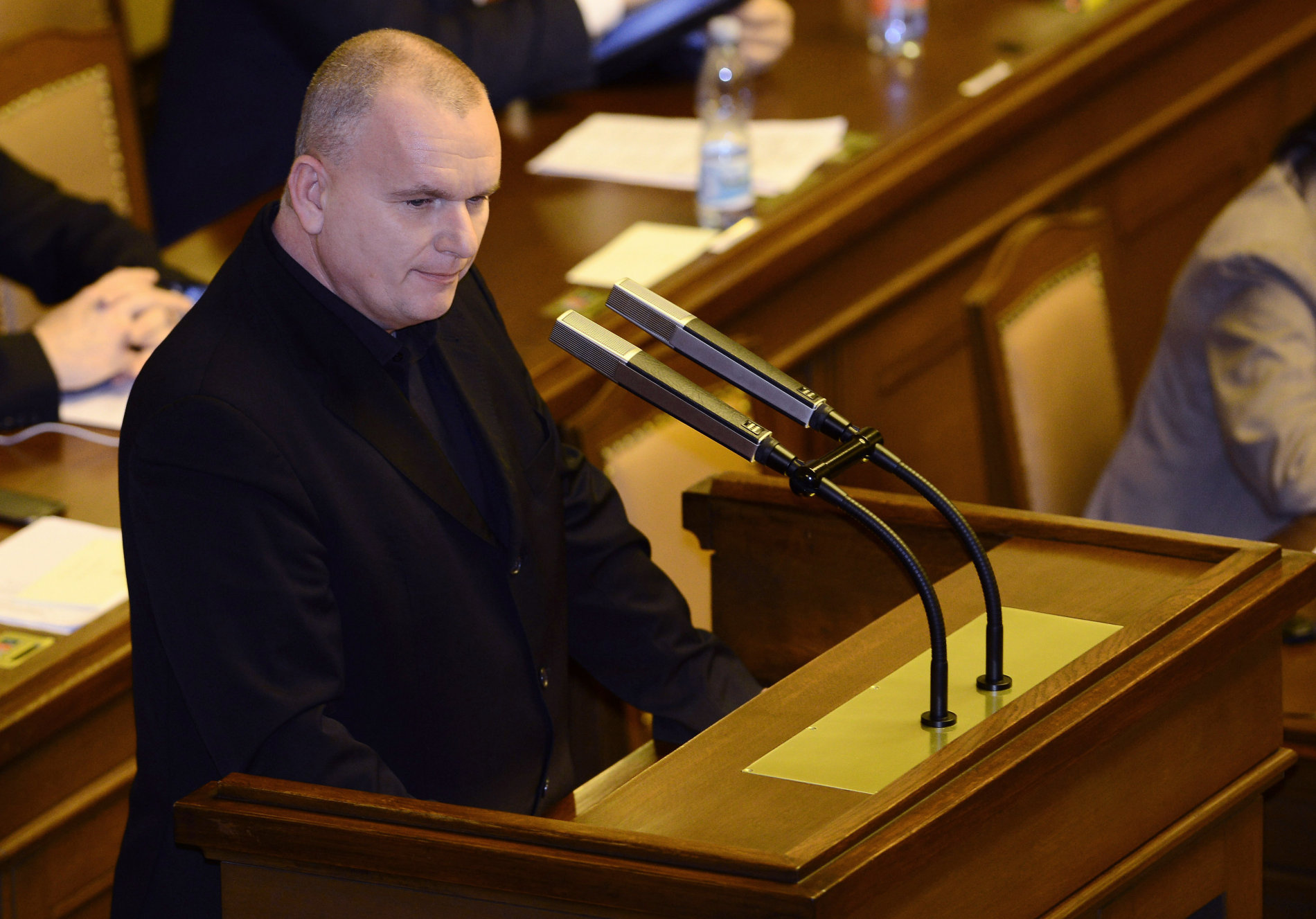Poslanec hnutí ANO Bronislav Schwarz 19. prosince v Praze na jednání sněmovny, kde ho poslanci vydali k trestnímu stíhání. Šéf mosteckých strážníků je souzen pro podezření ze zneužití pravomoci.