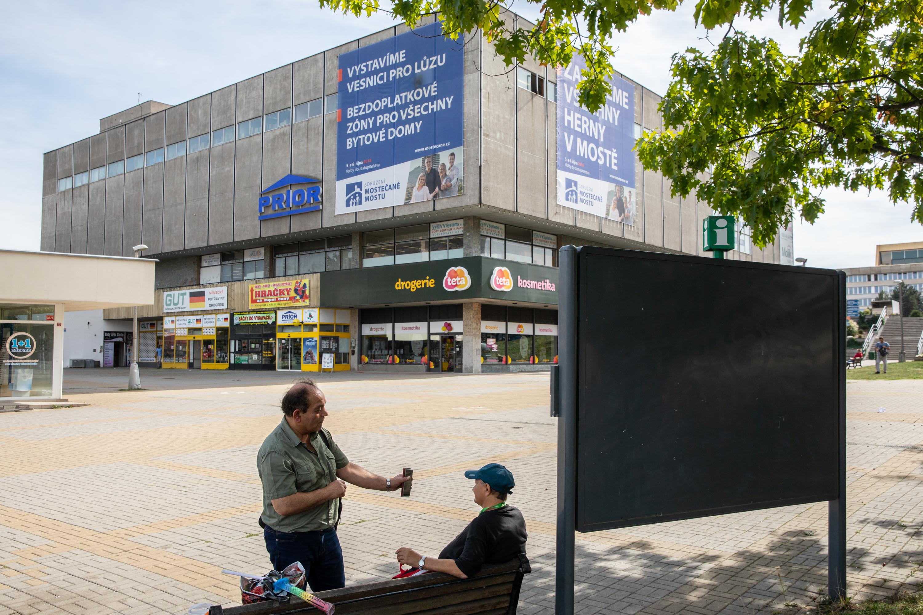 Prior na kterém visí předvolební plakát sdružení Mostečané Mostu