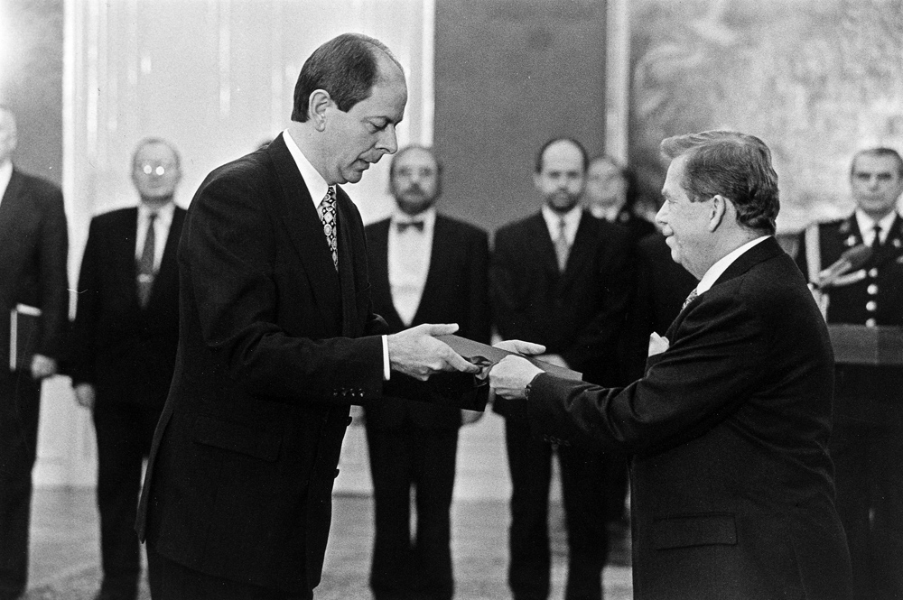 Tehdejší prezident Václav Havel jmenuje Josefa Tošovského novým předsedou vlády.