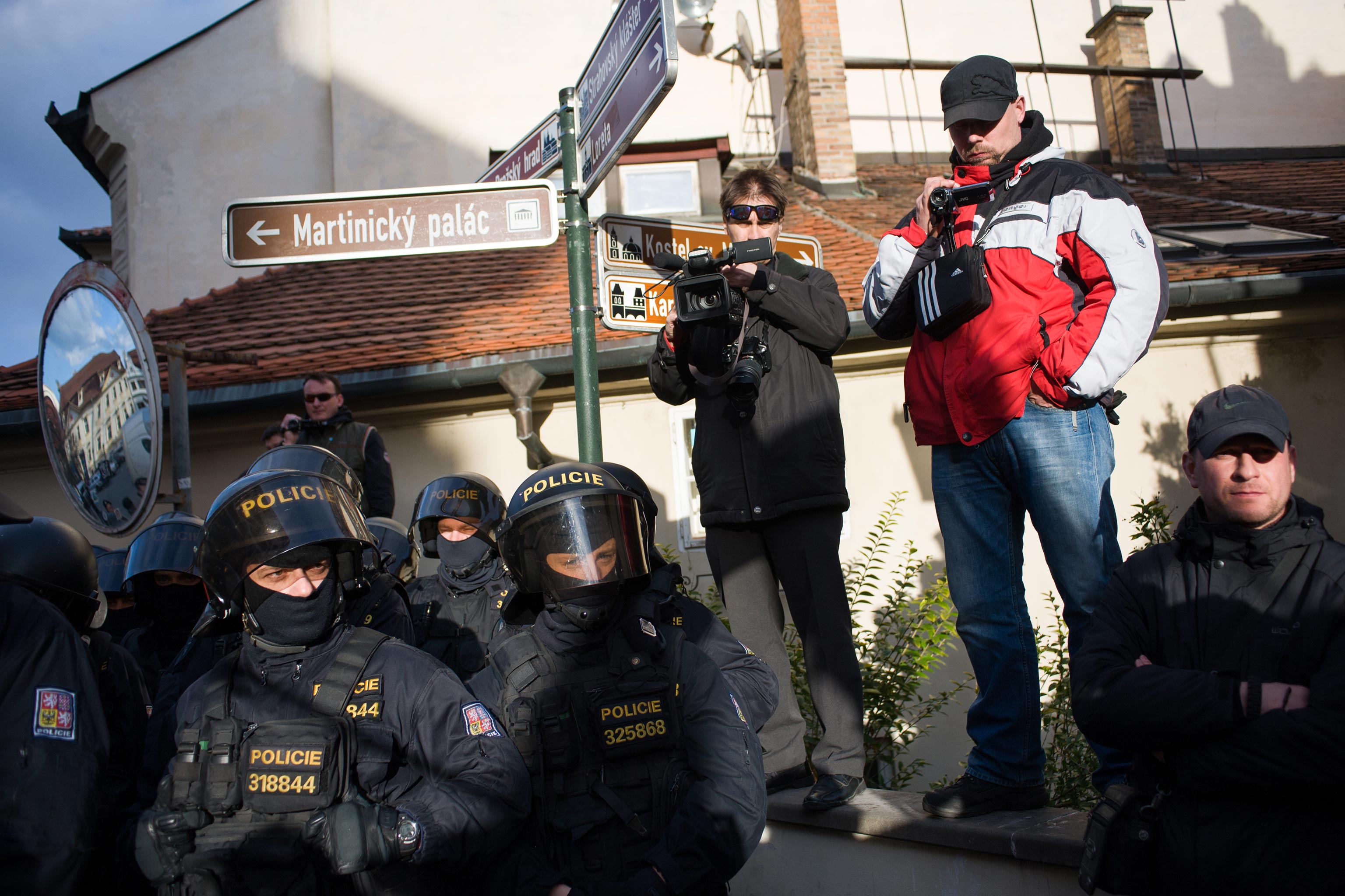 Policie v Loretánské ulici před Hradčanským náměstím.
