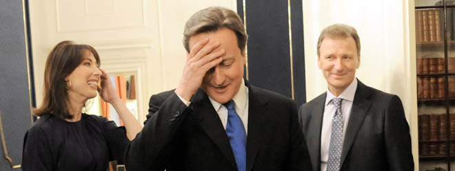 Má toho hodně na talíři. (David Cameron) / Foto Globe Media/Reuters