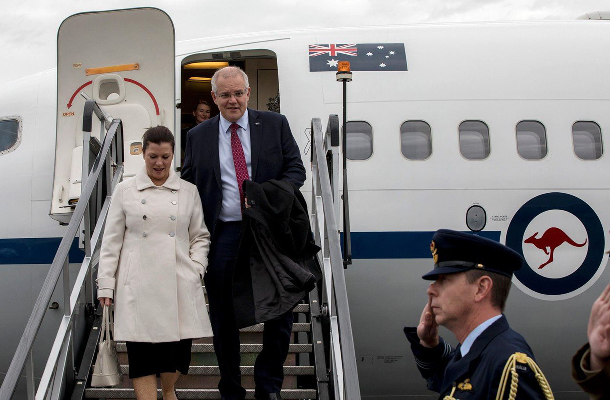 Scott Morrison a jeho žena přilétají do Londýna