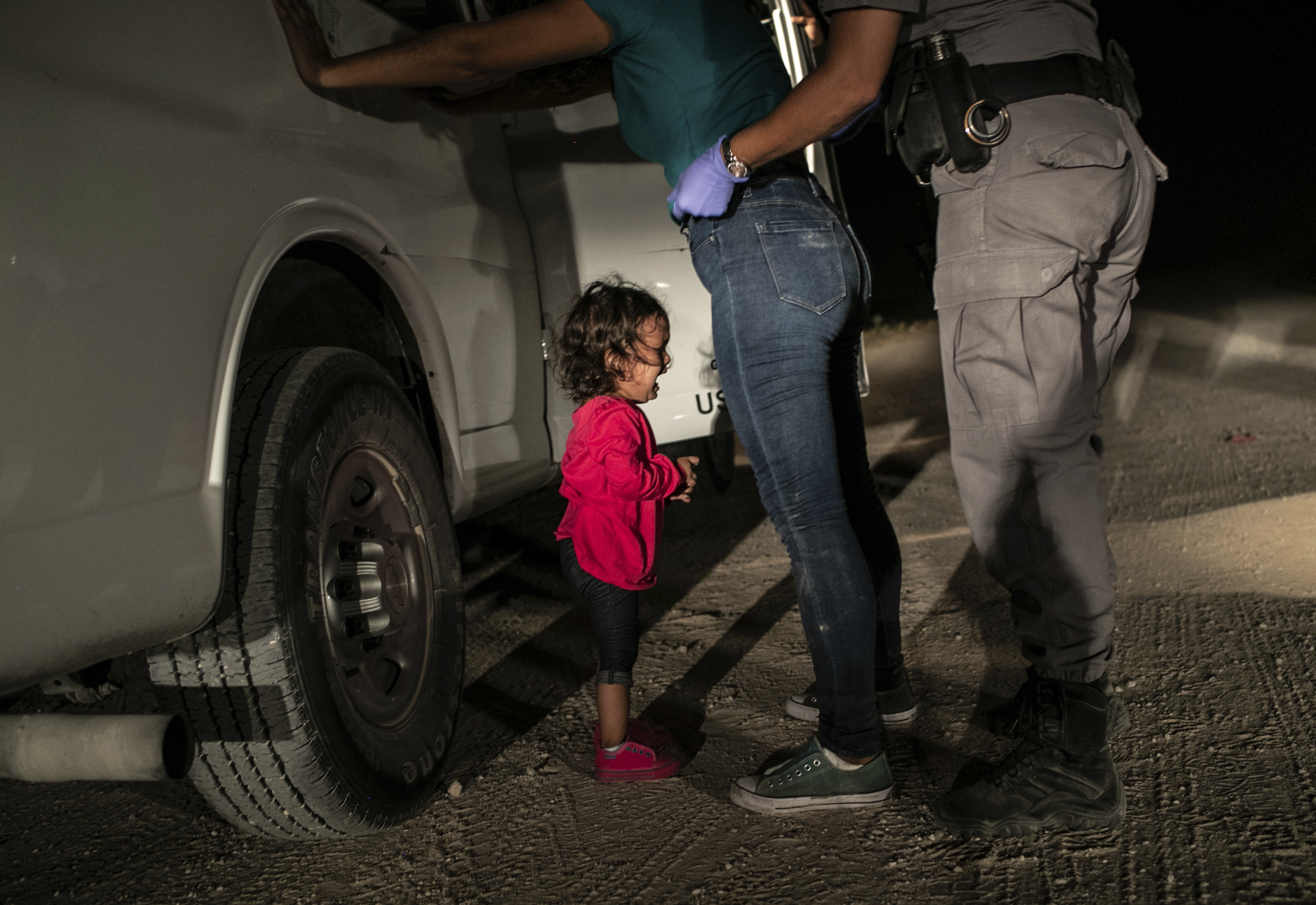 Snímek roku v soutěži World Press Photo - John Moore: Plačící děvčátko na hranici 