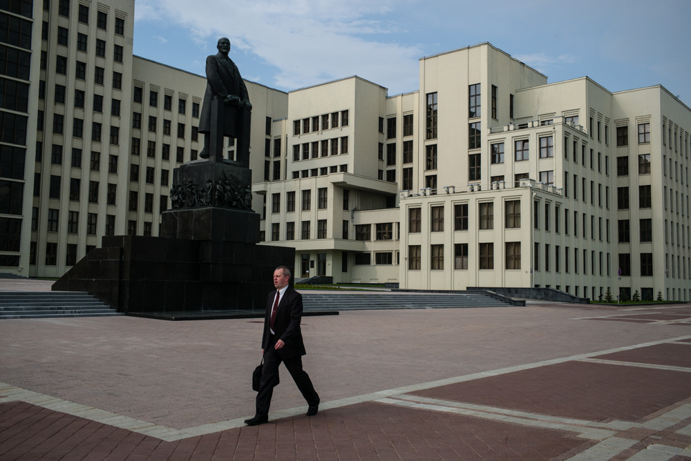 budova parlamentu se sochou Leinina, Minsk, květen, 2014