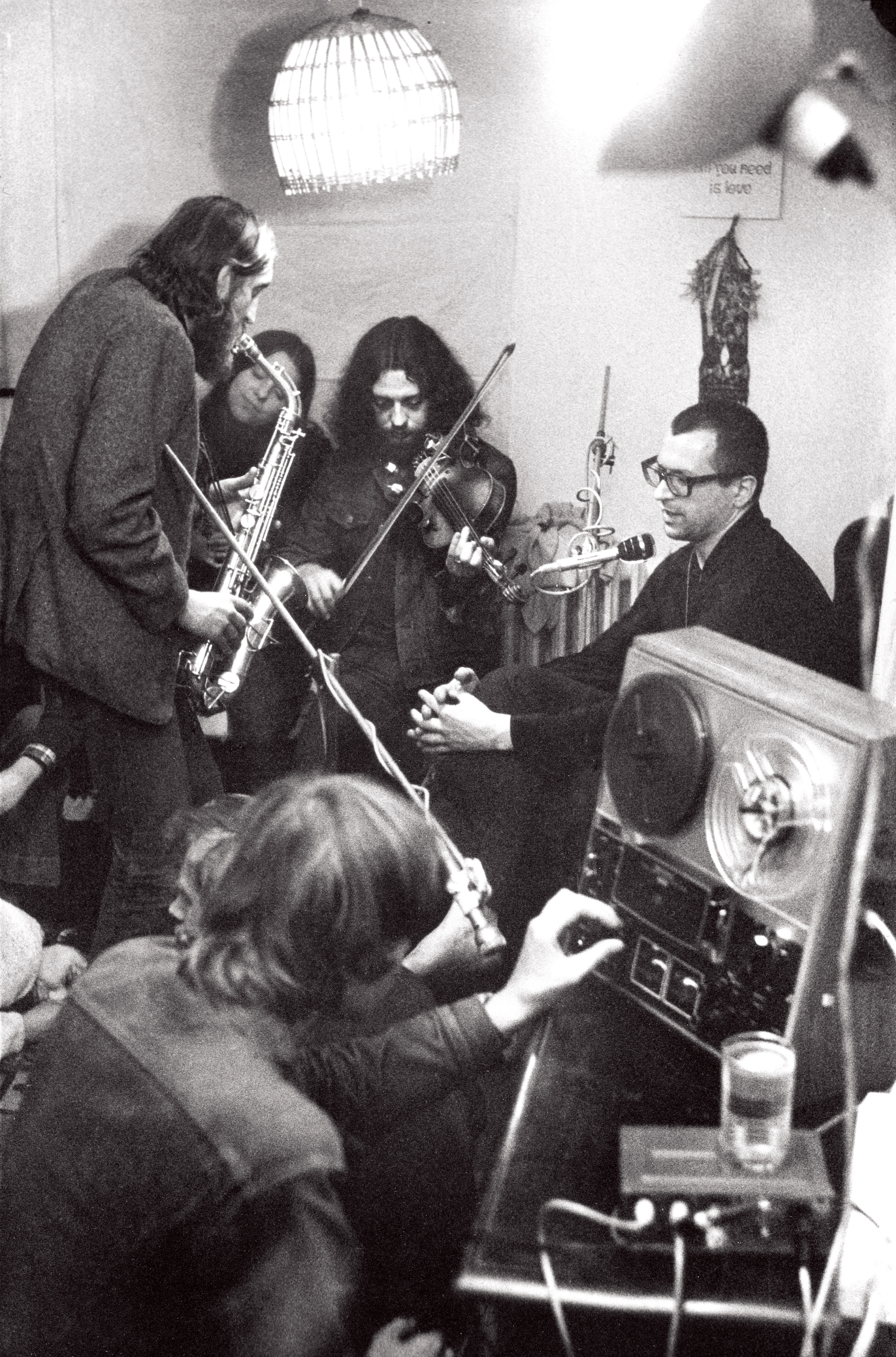 Podzim 1977: Jirous (vpravo) vyšel z vězení a uspořádal další festival, tentokrát u Havla na Hrádečku.