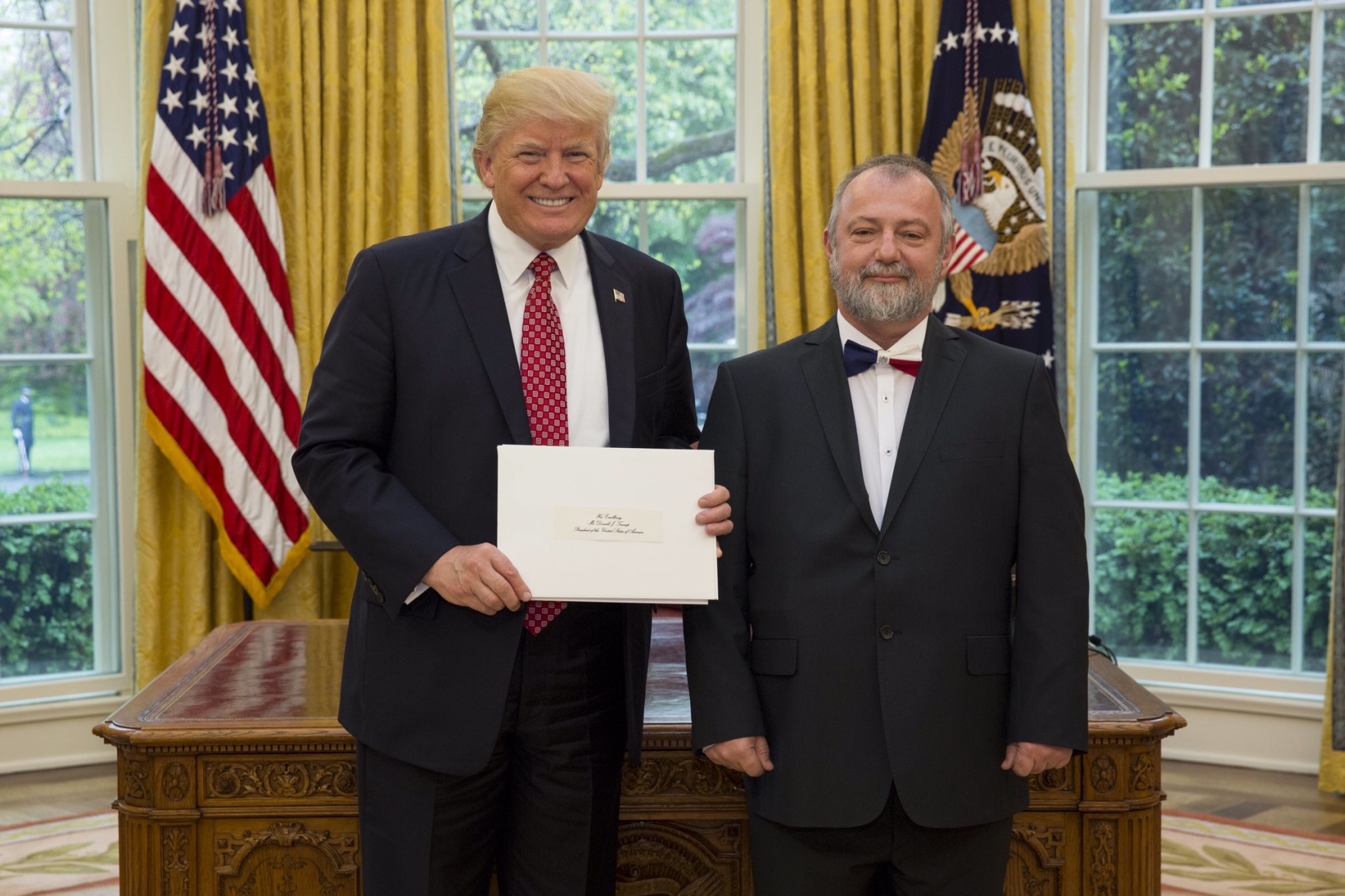 Český velvyslanec Hynek Kmoníček (vpravo) předal 24. dubna ve Washingtonu pověřovací listiny americkému prezidentovi Donaldu Trumpovi.