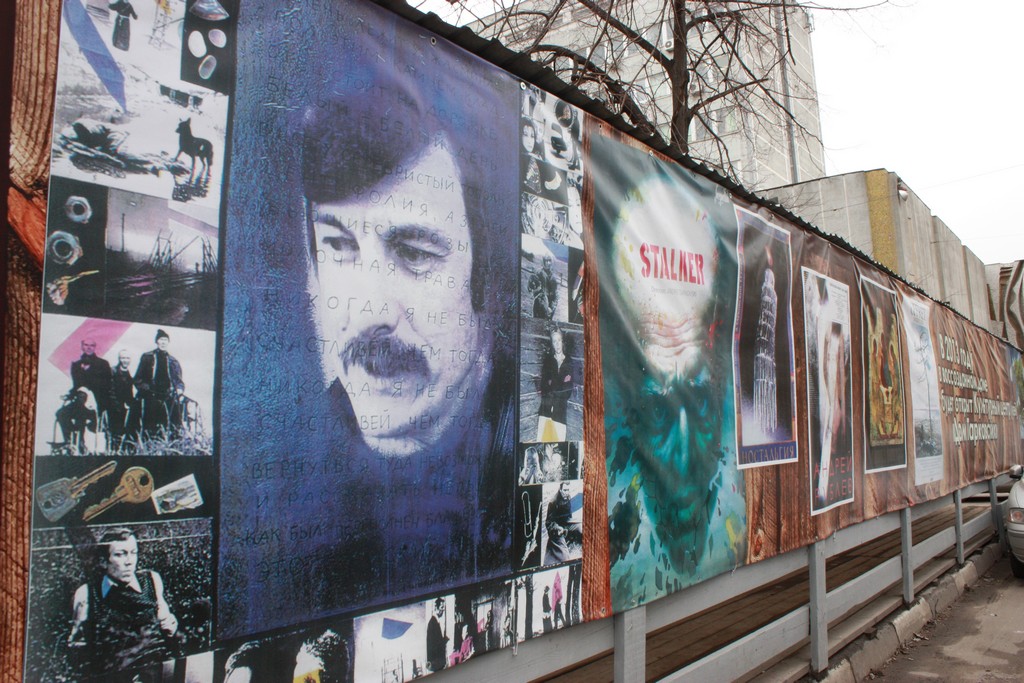Místo muzea aspoň plakáty. Čerstvě nalepené k 80. výročí narozenin Andreje Tarkovského