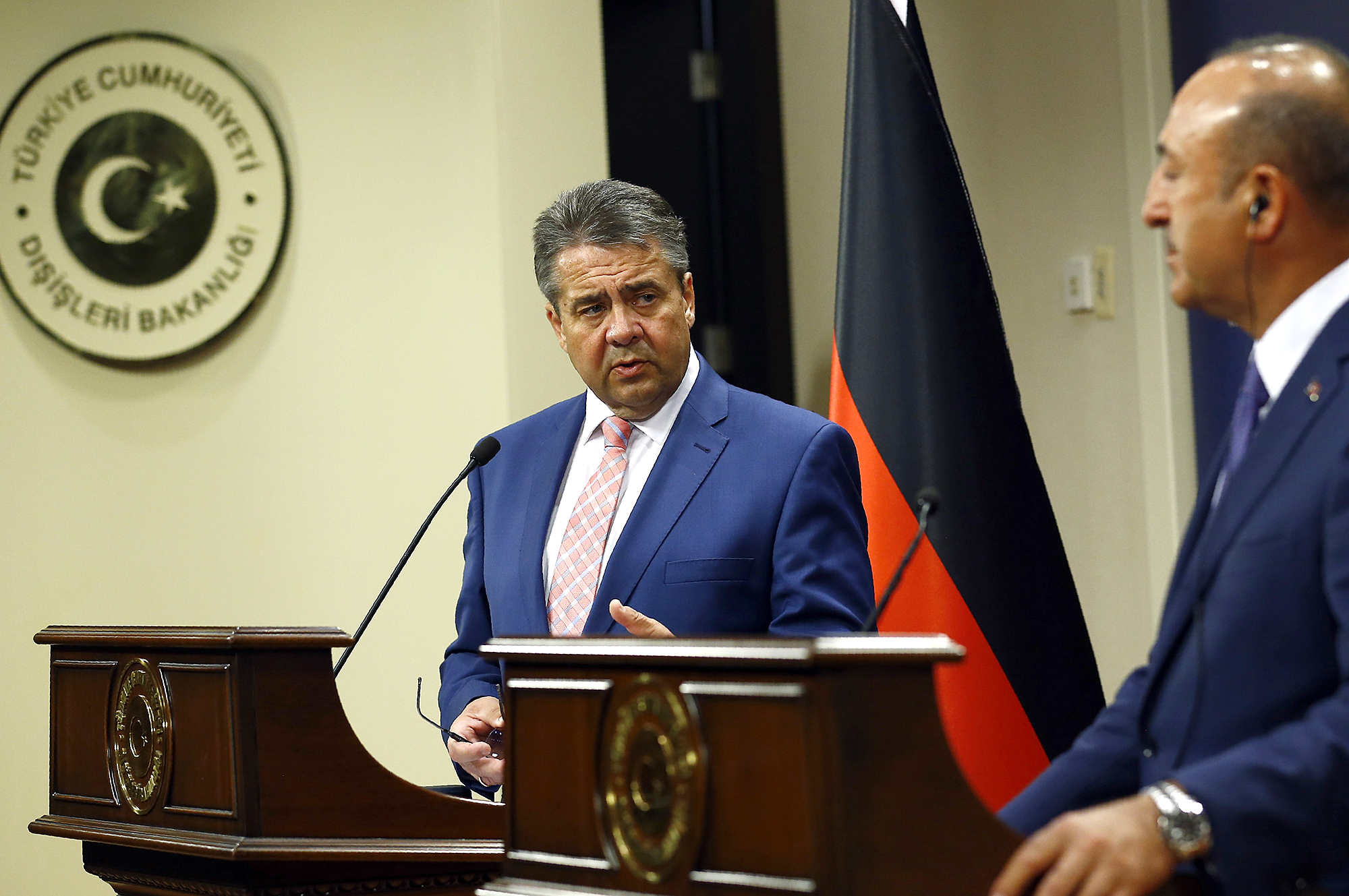 Sigmar Gabriel a Mevlut Cavusoglu v Ankaře