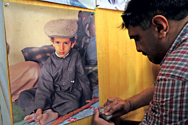 Táta má důležitou práci. (Jeden z Usámových synů, zřejmě budoucí &bdquo;korunní princ teroru&ldquo; Hamza, kolem roku 1997 v Afghánistánu)