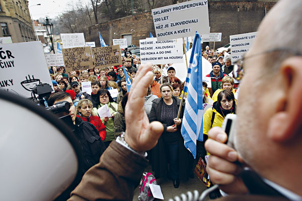 Fotografie: Stovky lidí, kteří přišli kvůli světové ekonomické krizi o práci ve sklárnách, protestovaly před pražským Úřadem vlády. Chtěli tak upozornit na svou tíživou ekonomickou situaci a pomalý postup státu při řešení jejich problémů. Kabinet vzápětí přislíbil, že se bude jejich problémy intenzivně zabývat. Jaké konkrétní kroky mají ministři na mysli, ale zatím nikdo z nich neupřesnil. - Autor: Milan Jaroš