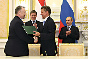 Spolupráce, nebo útok bez tanků? 10. března ještě šéf MOL Hernadi (vlevo) plánoval se šéfem ruského Gazpromu Millerem společné dílo. Pak nastal zvrat...