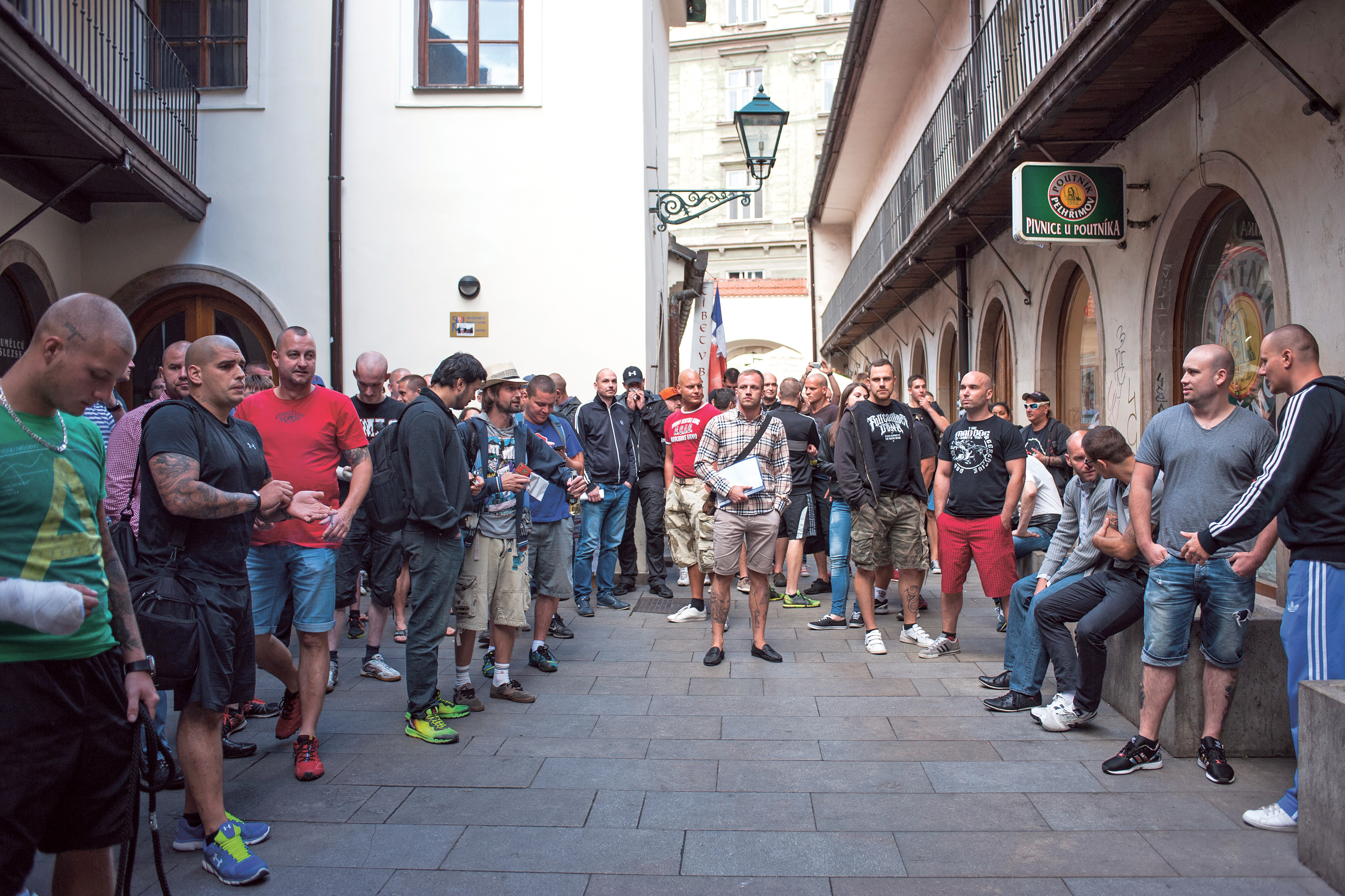 Vzhůru na náměstka!
(Nádvoří zavřené hospody
U Poutníka chvíli před pochodem)