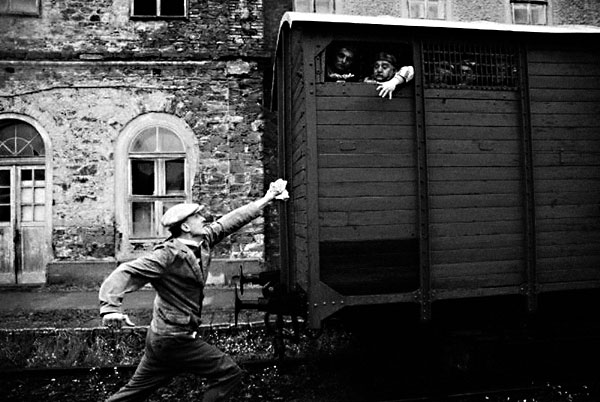 Fotografie: Hezký český film? Spíš zlověstný pohled na české moderní dějiny. Ať už jde o první republiku (zcela nahoře), válku (uprostřed) nebo šedesátá léta (dole). - Autor: Bioscop