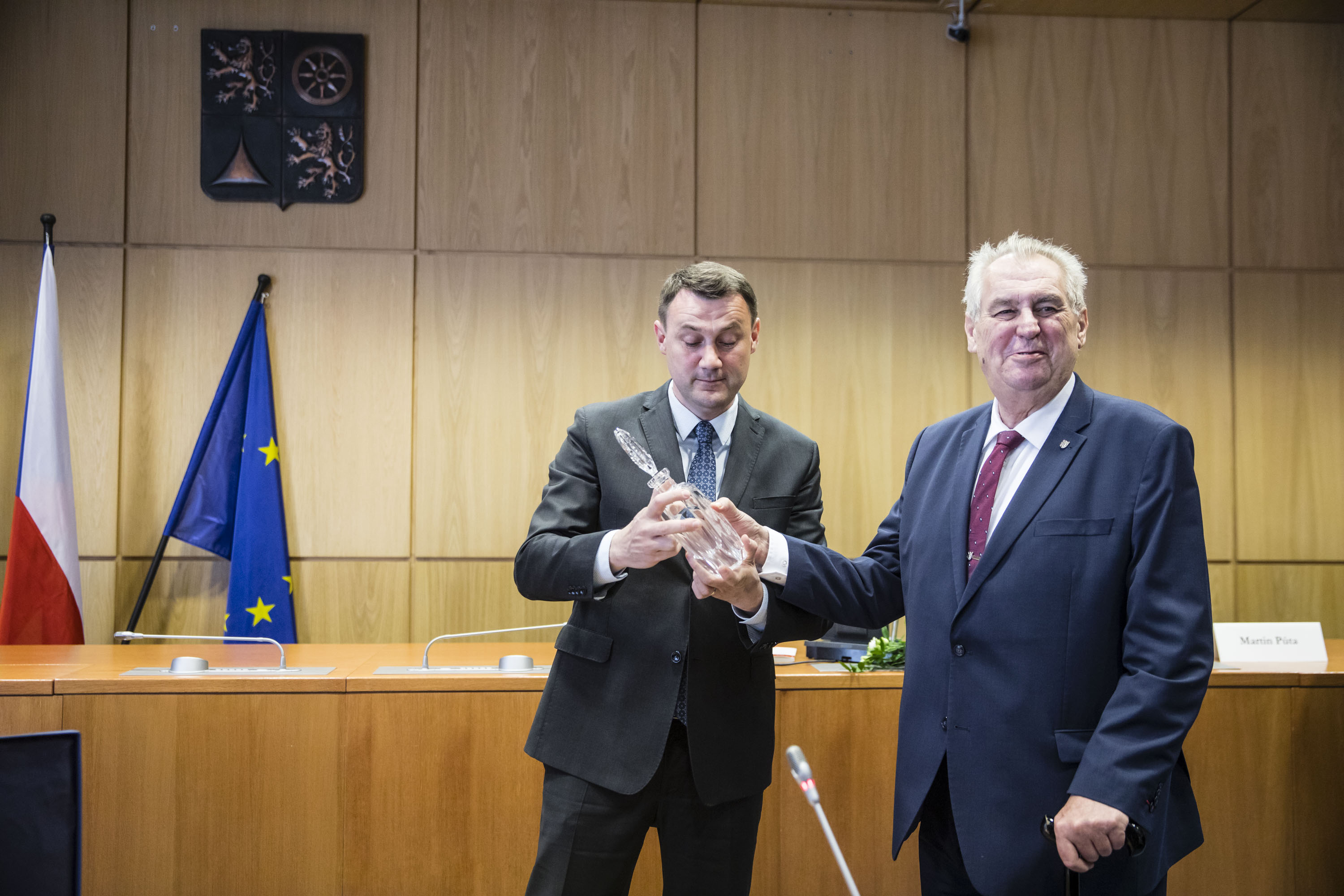 Martin Půta věnoval prezidentovi hruškovici, ten mu na oplátku dal slivovici, 9.5.2017