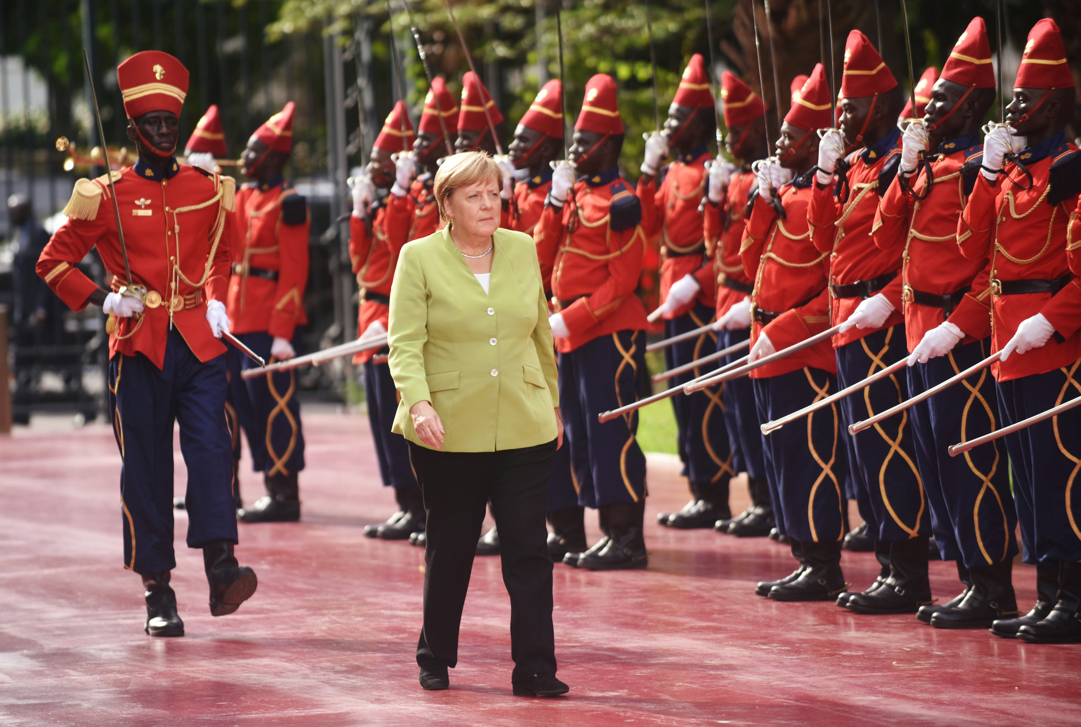 Angela Merkel přichází do prezidentského paláci v senegalském Dakaru