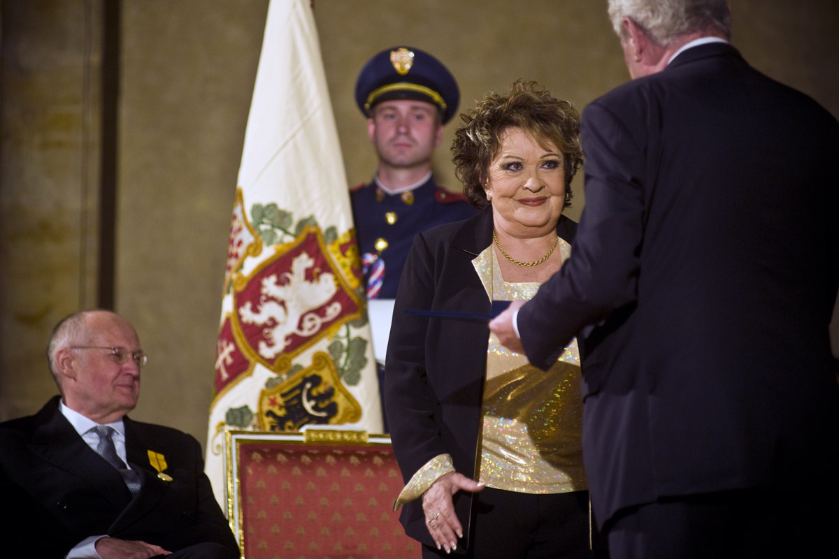 Jiřina Bohdalová a Václav Bělohradský během udělování státních vyznamenání na Pražském hradě, říjen, 2013