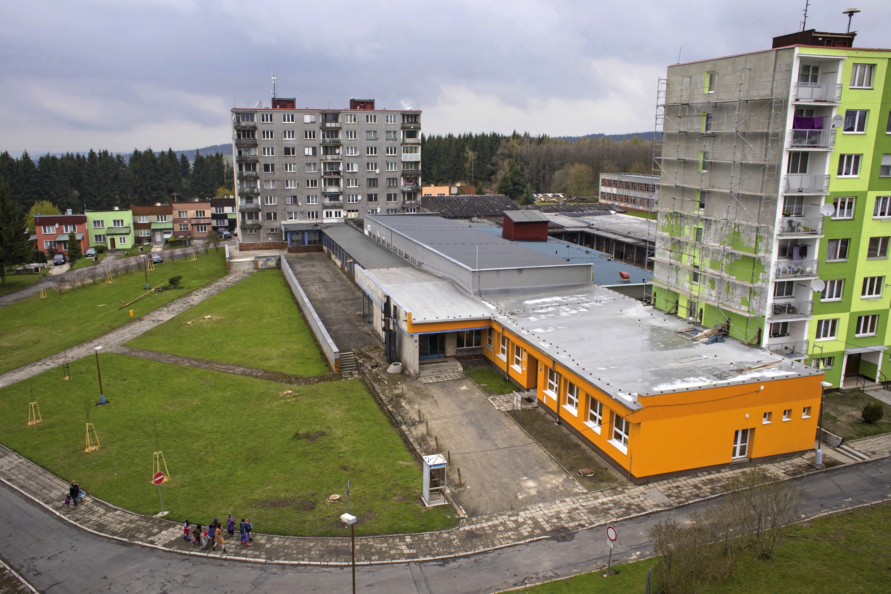 Paneláky, rodinné domky a čekání na mládí.