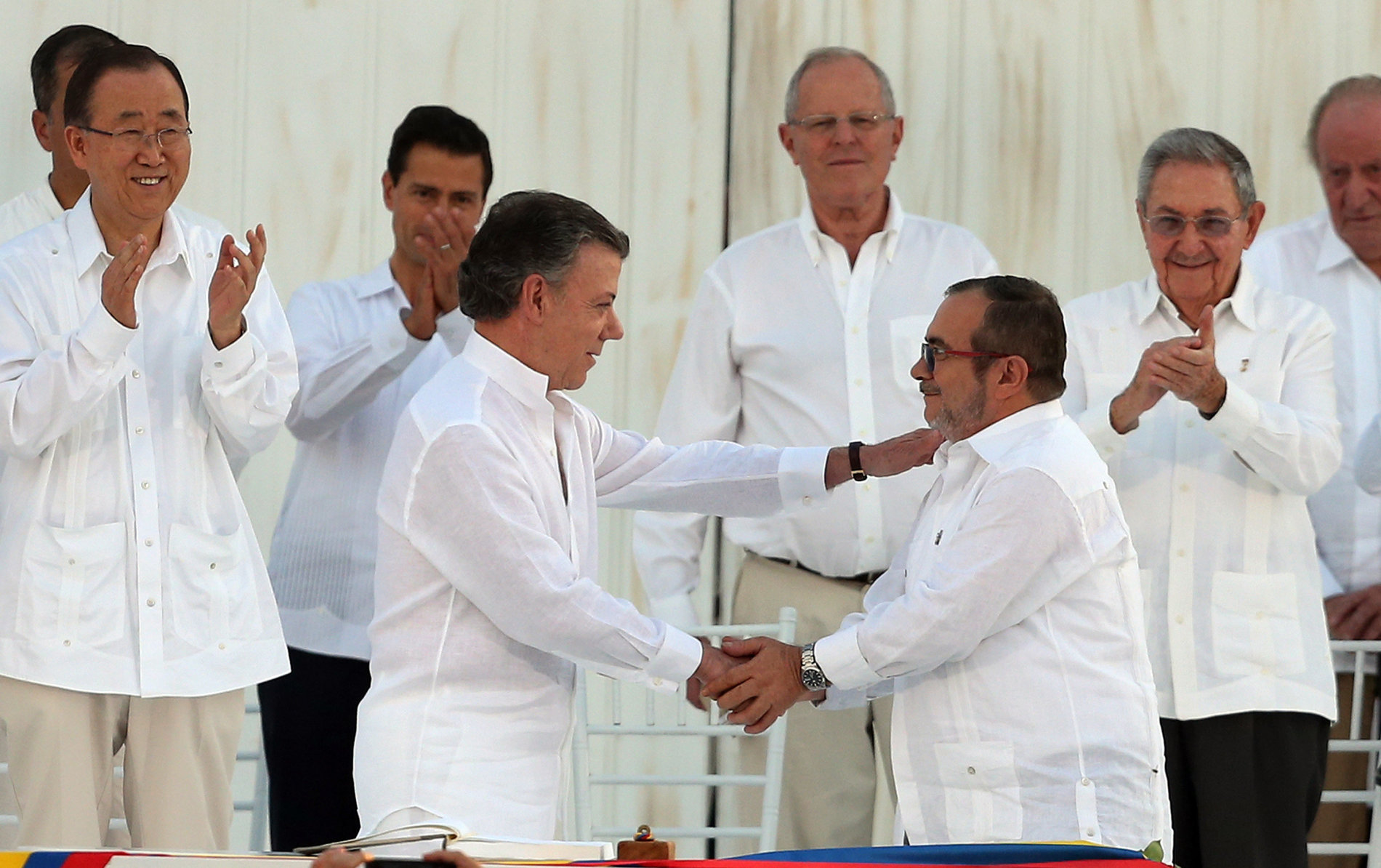 Kolumbijský prezident Juan Manuel Santos (vlevo) a vůdce FARC Rodrigo Londono