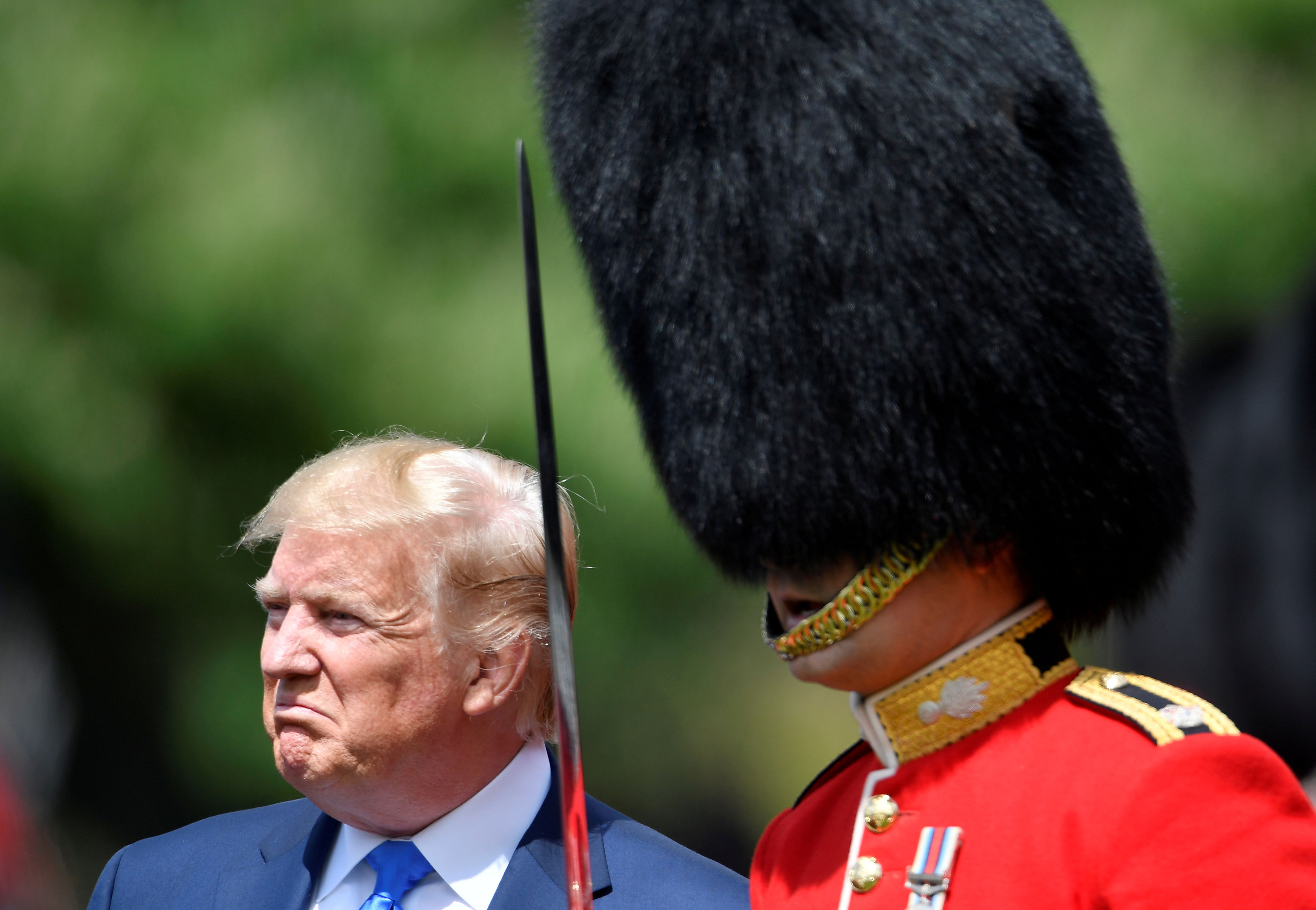 Donald Trump vykonává přehlídku čestné stráže před Buckinghamským palácem