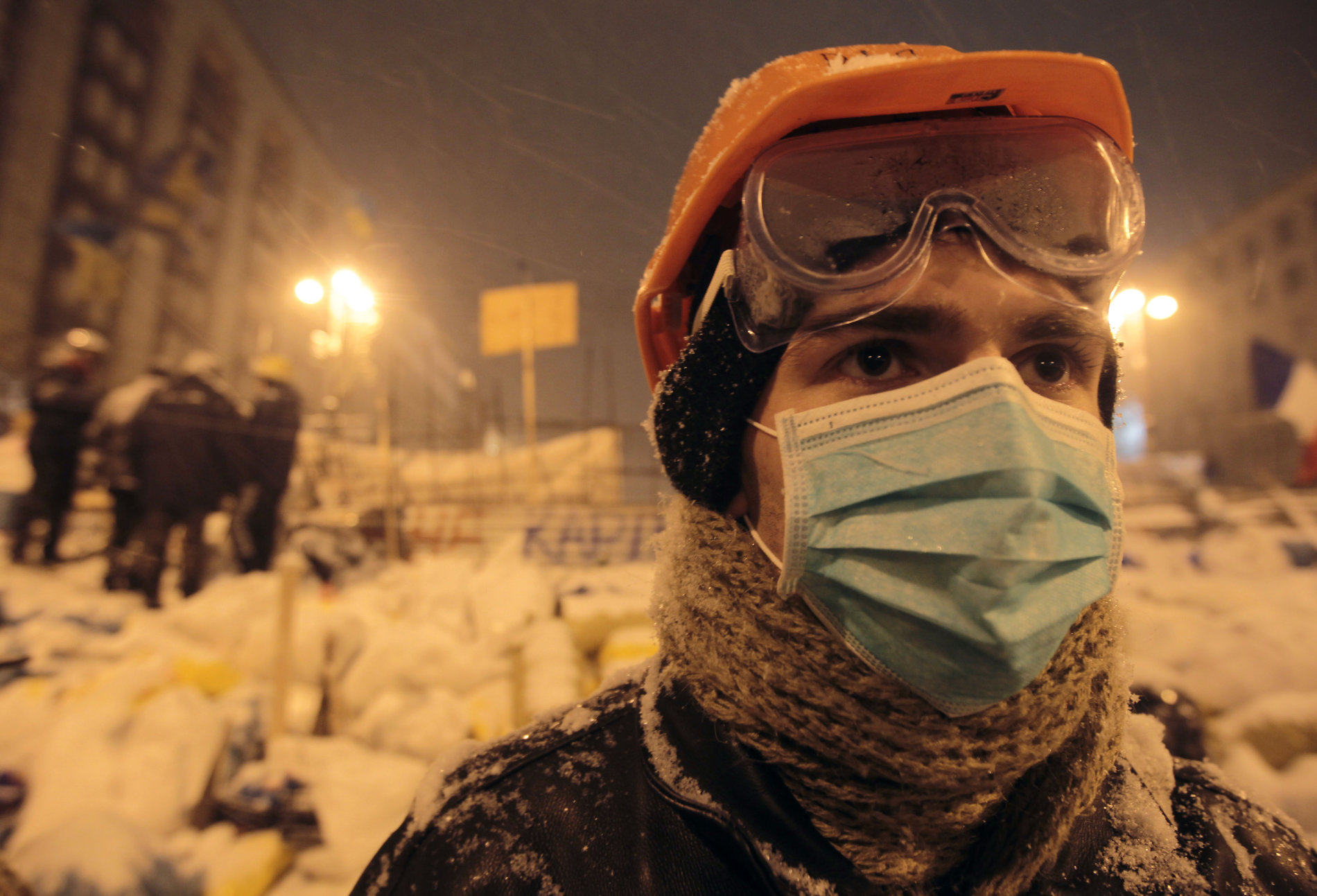 Demonstrant na barikádě na náměstí Nezávislosti v Kyjevě