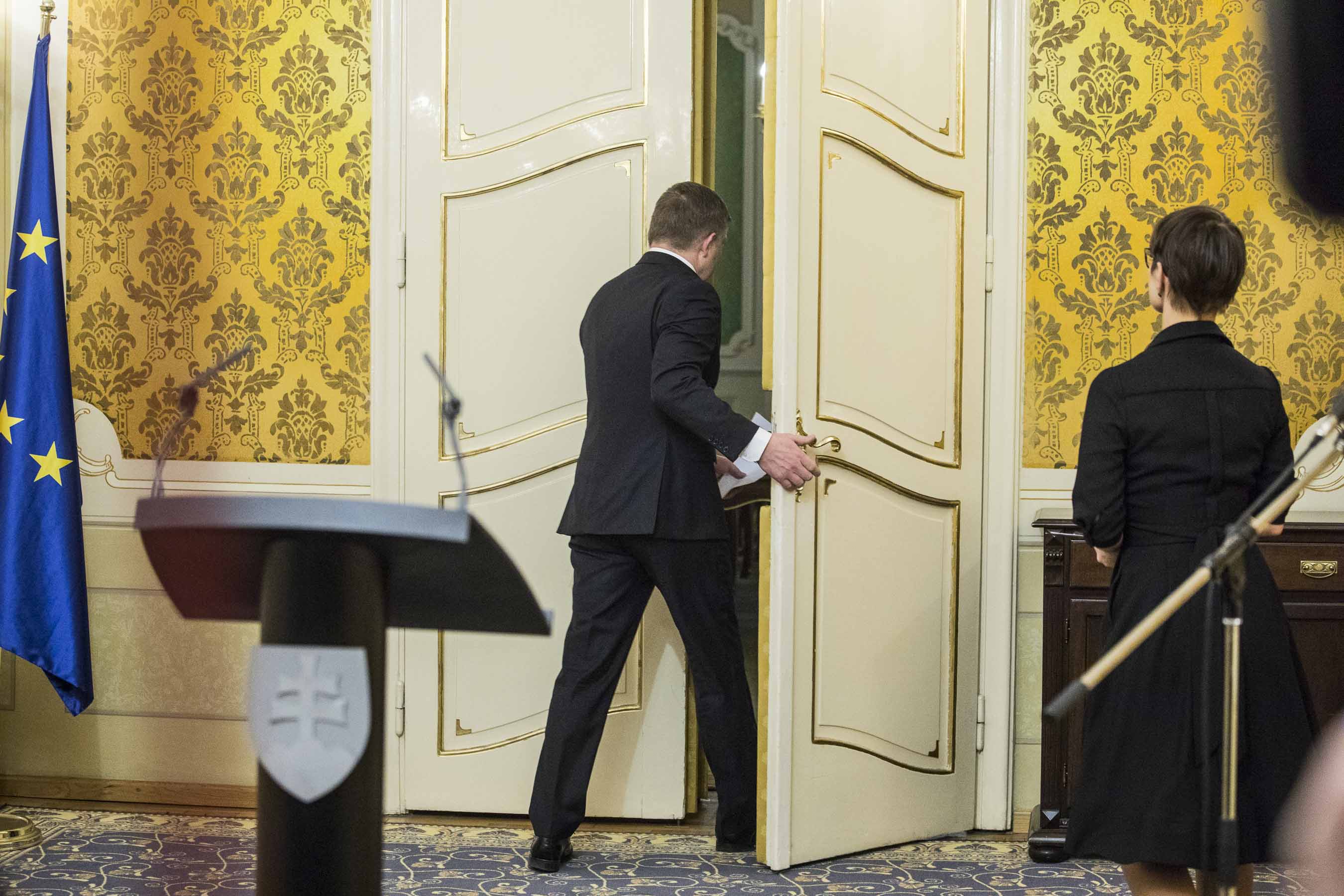 Robert Fico po skončení briefinku bez možnosti kladení otázek ze strany novinářů.