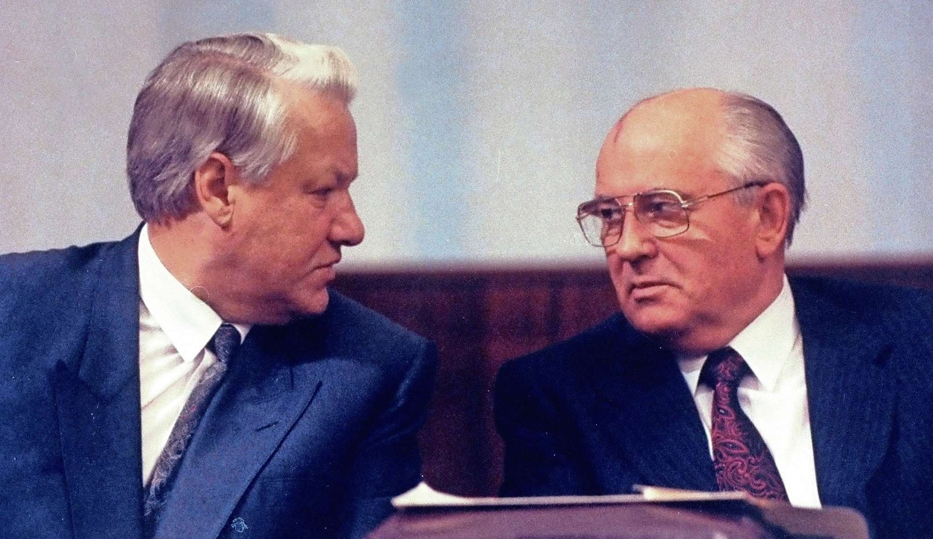 Sovětský svaz skončil v roce 1991, kdy Michail Gorbačov předal pravomoci Borisi Jelcinovi