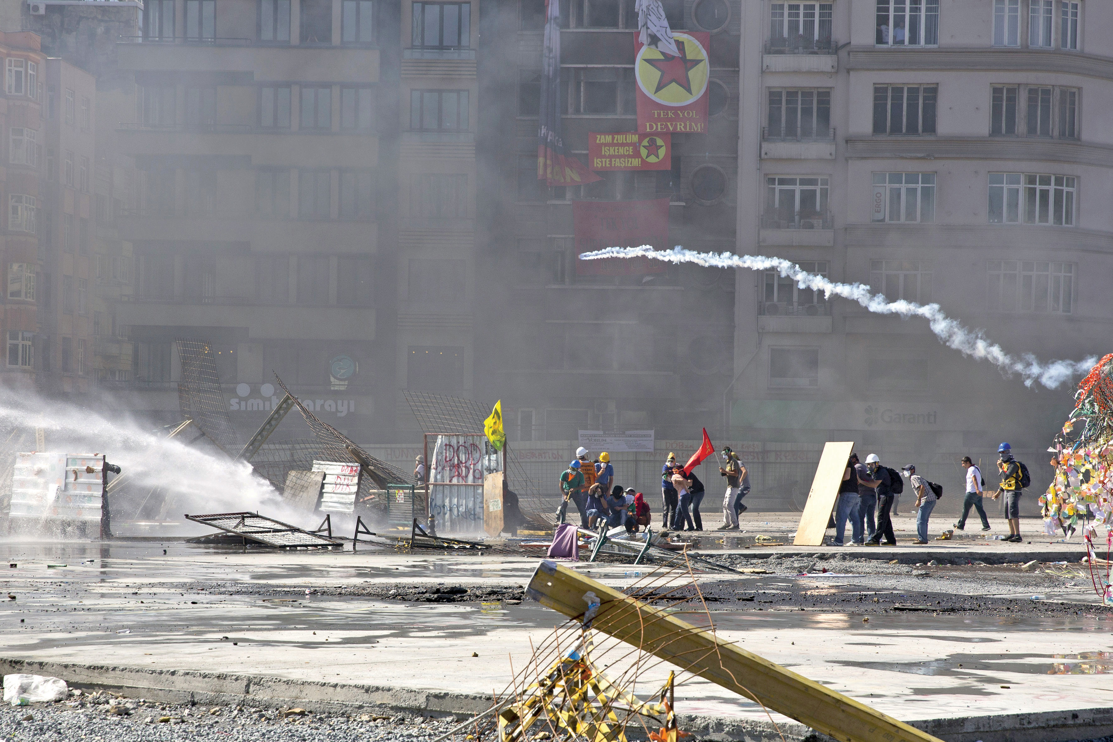 Buď na jedné, nebo druhé straně. (Istanbulský park Gezi, symbol ekologických a posléze protivládních demonstrací, 2013)
