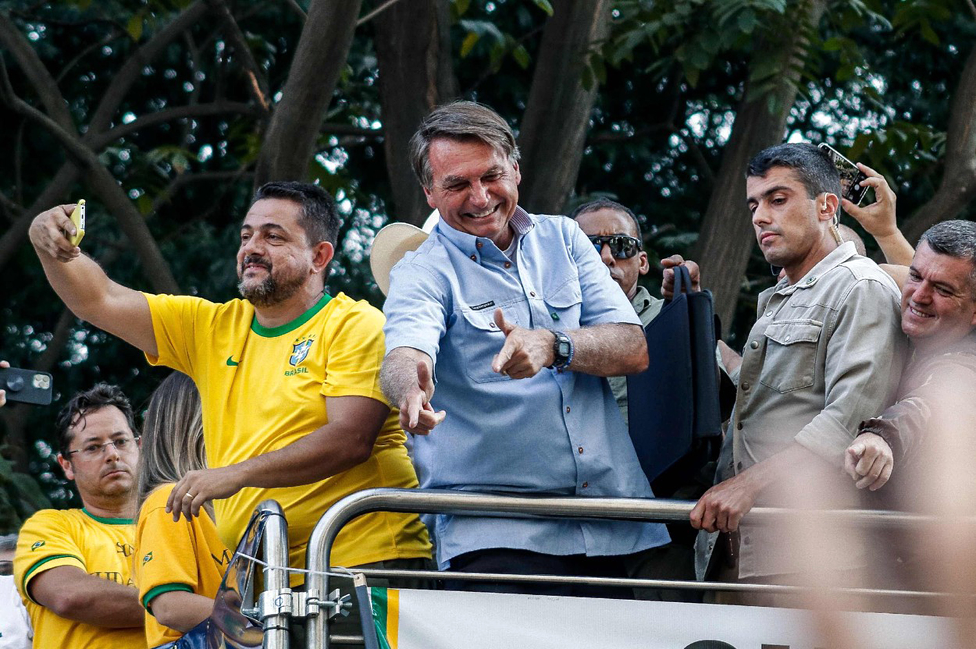 Pozor na komunisty. (Bolsonaro na setkání se svými podporovateli)