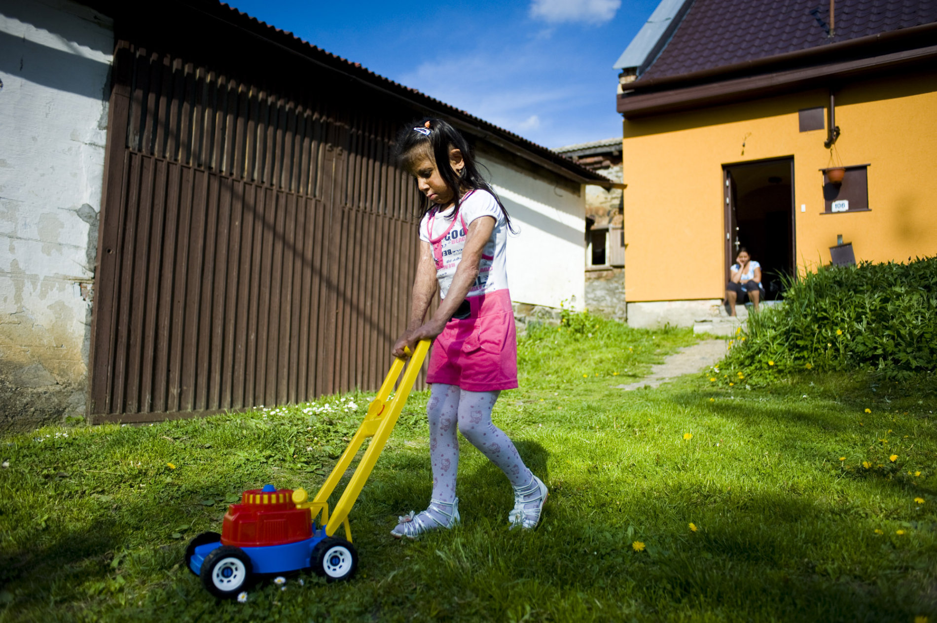 Natálka před domem svých rodičů v Budišově nad Budišovkou, květen, 2012