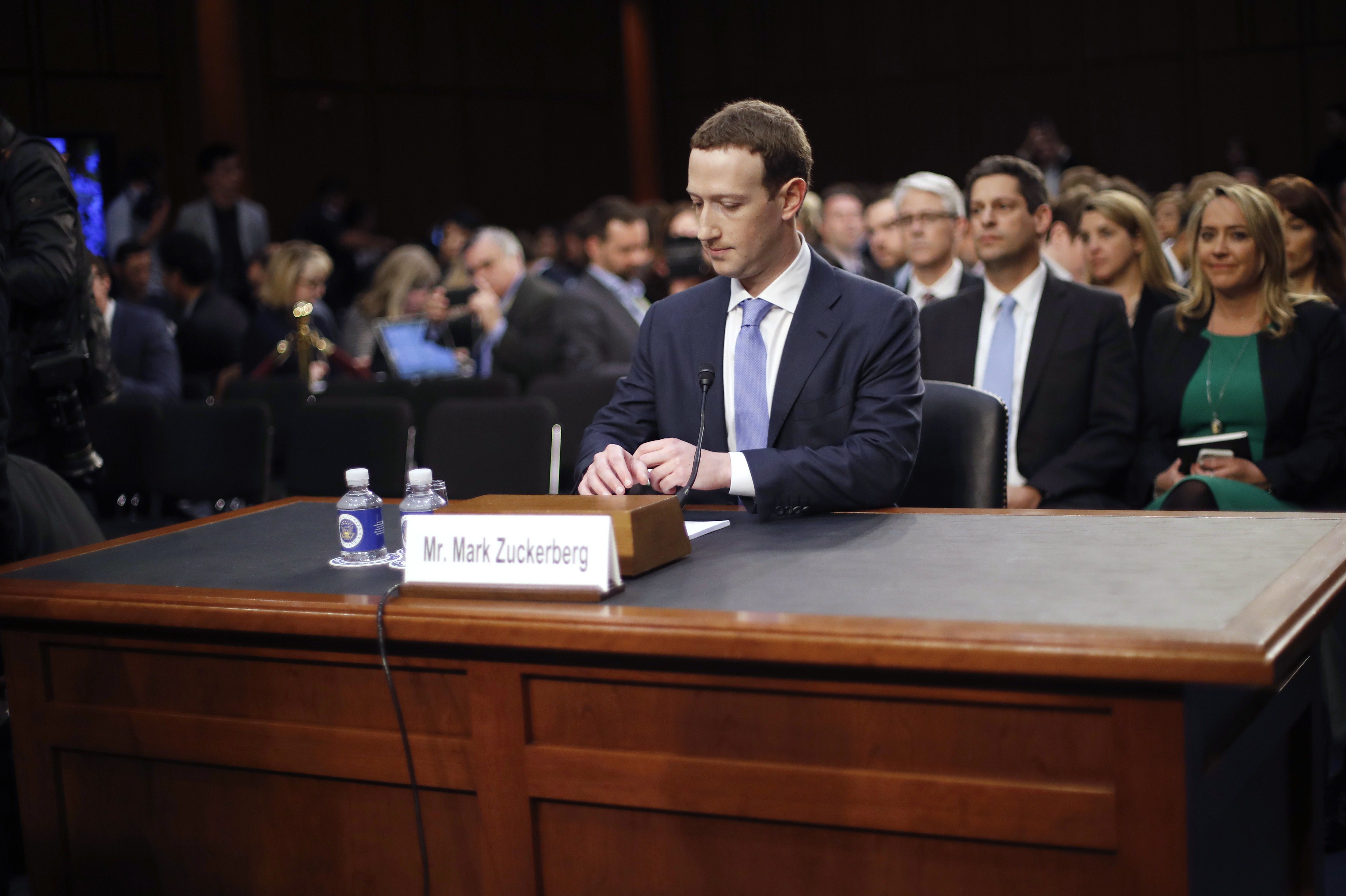 Mark Zuckerberg vypovídá v Kongresu