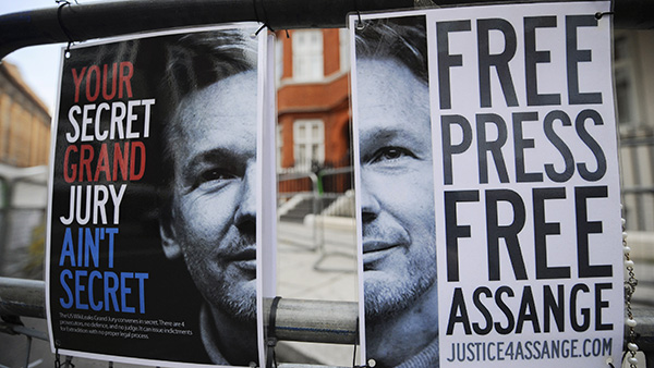 Assange nyní svou přítomností na ekvádorské ambasádě v Londýně způsobil diplomatickou roztržku mezi oběma státy.