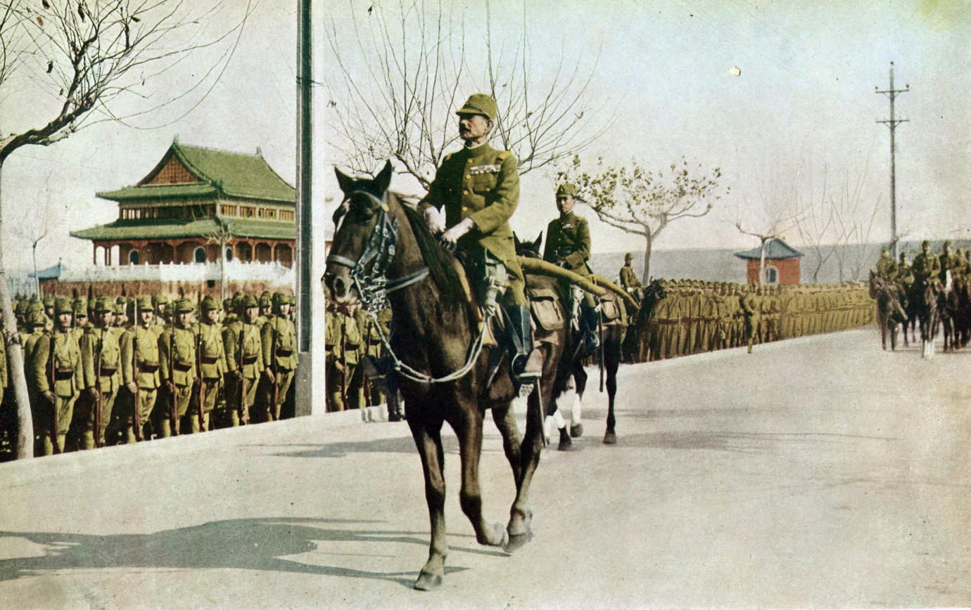 Generál Macui Iwane triumfálně vjíždí do Nankingu