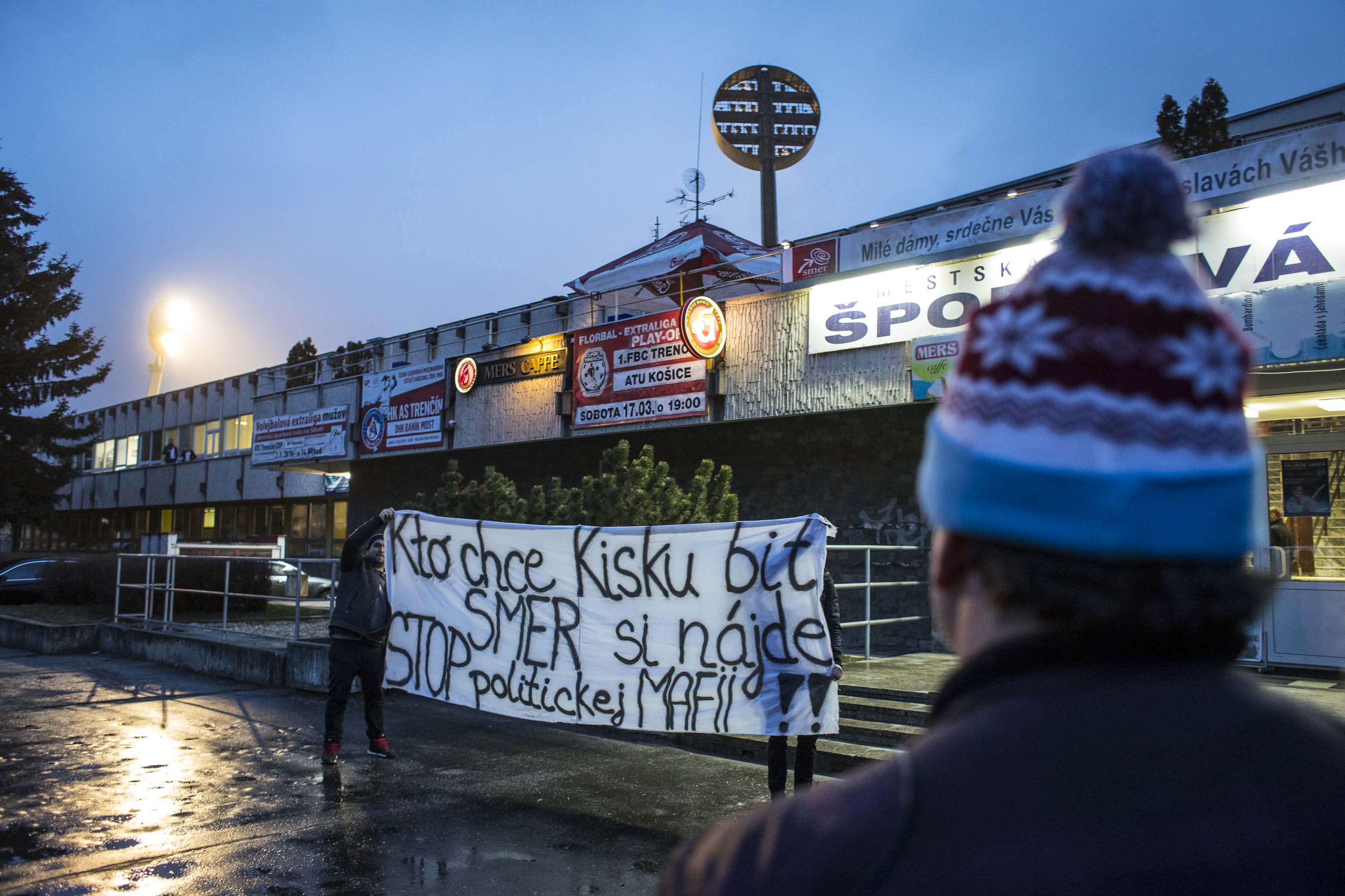 Transparent před sportovní halou v Trenčíně, kde se konala oslava MDŽ vládní strany Smer.