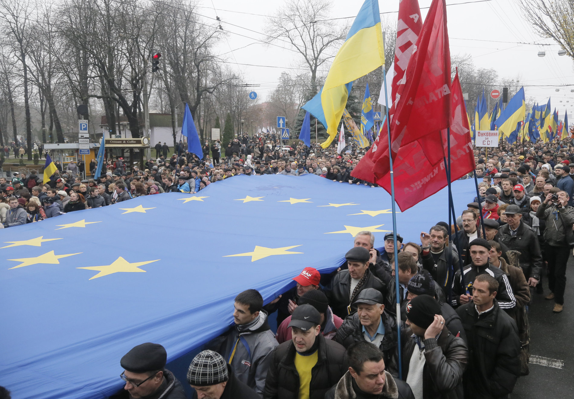 Desítky tisíc demonstrantů pochodovaly centrem Kyjeva s vlajkou Evropské unie