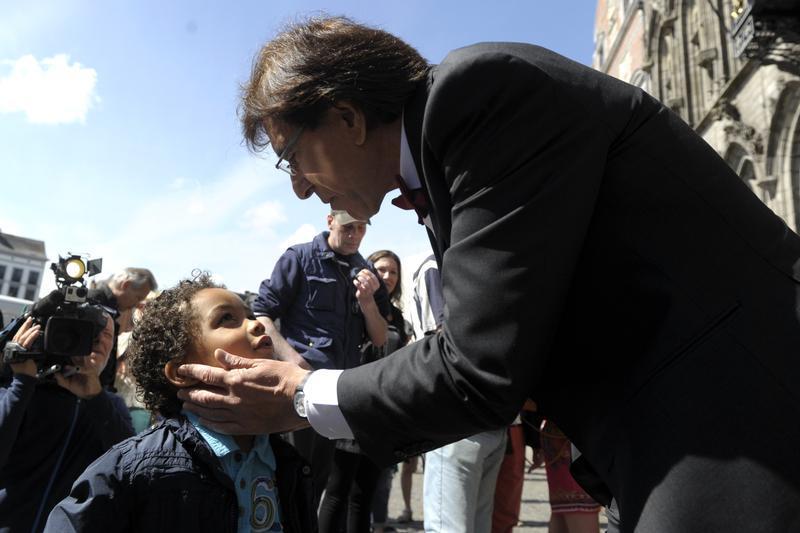 Belgický premiér Elio Di Rupo krátce poté, co odvolil. Co zásadního asi říkal tomuhle chlapci ?