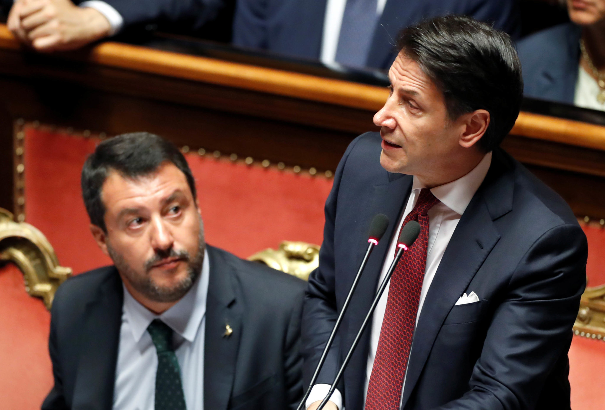 Premiér Giuseppe Conte (vpravo) podal demisi, neboť jeho koaliční partner Matteo Salvini (vlevo) vyjádřil pochybnosti o budoucnosti společné vlády