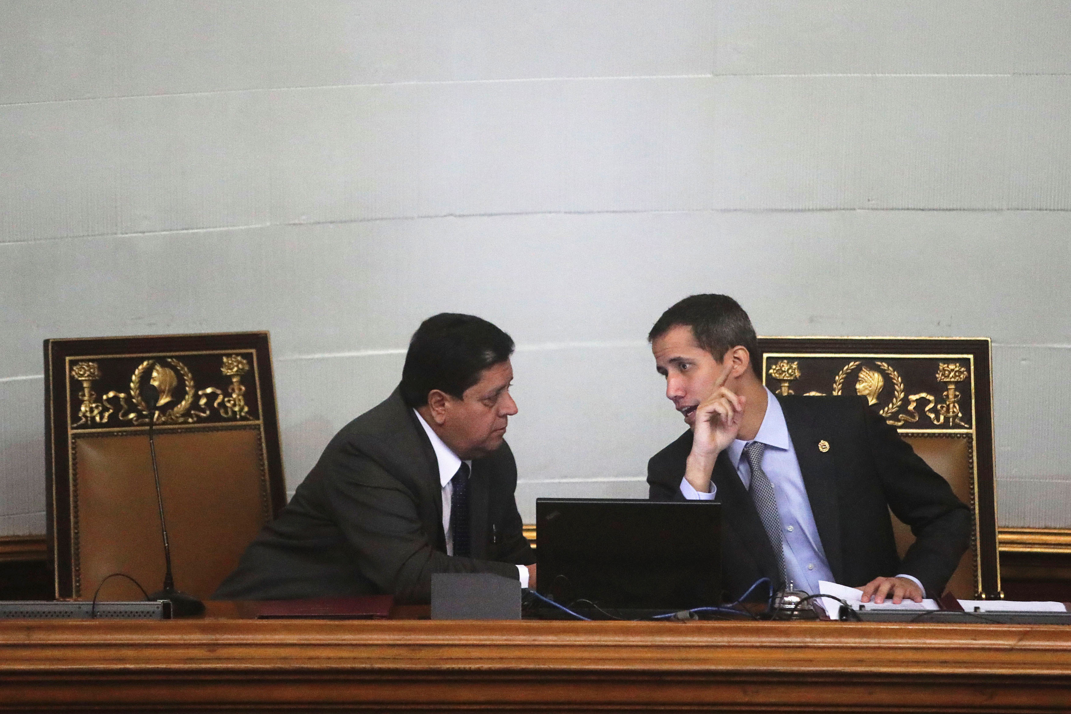 Juan Guaidó a Edgar Zambrano (vlevo)