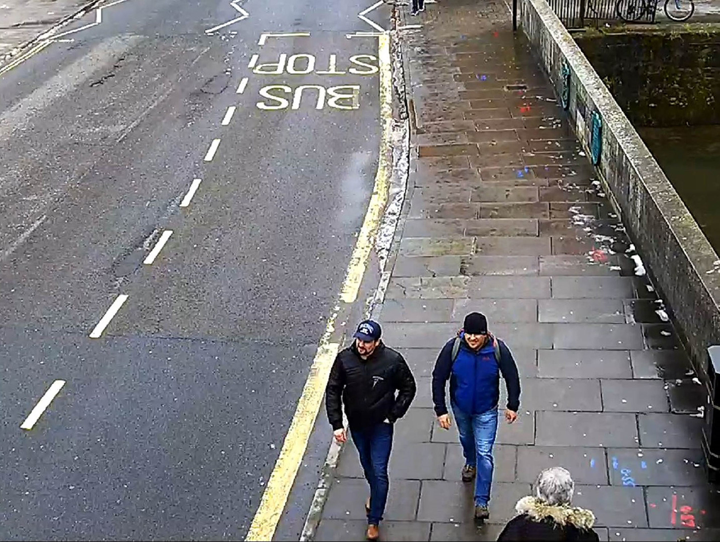 Policie bezvýsledně žádala o možnost jejich výslechu. (Ruští agenti Čepiga s Miškinem ve Velké Británii)