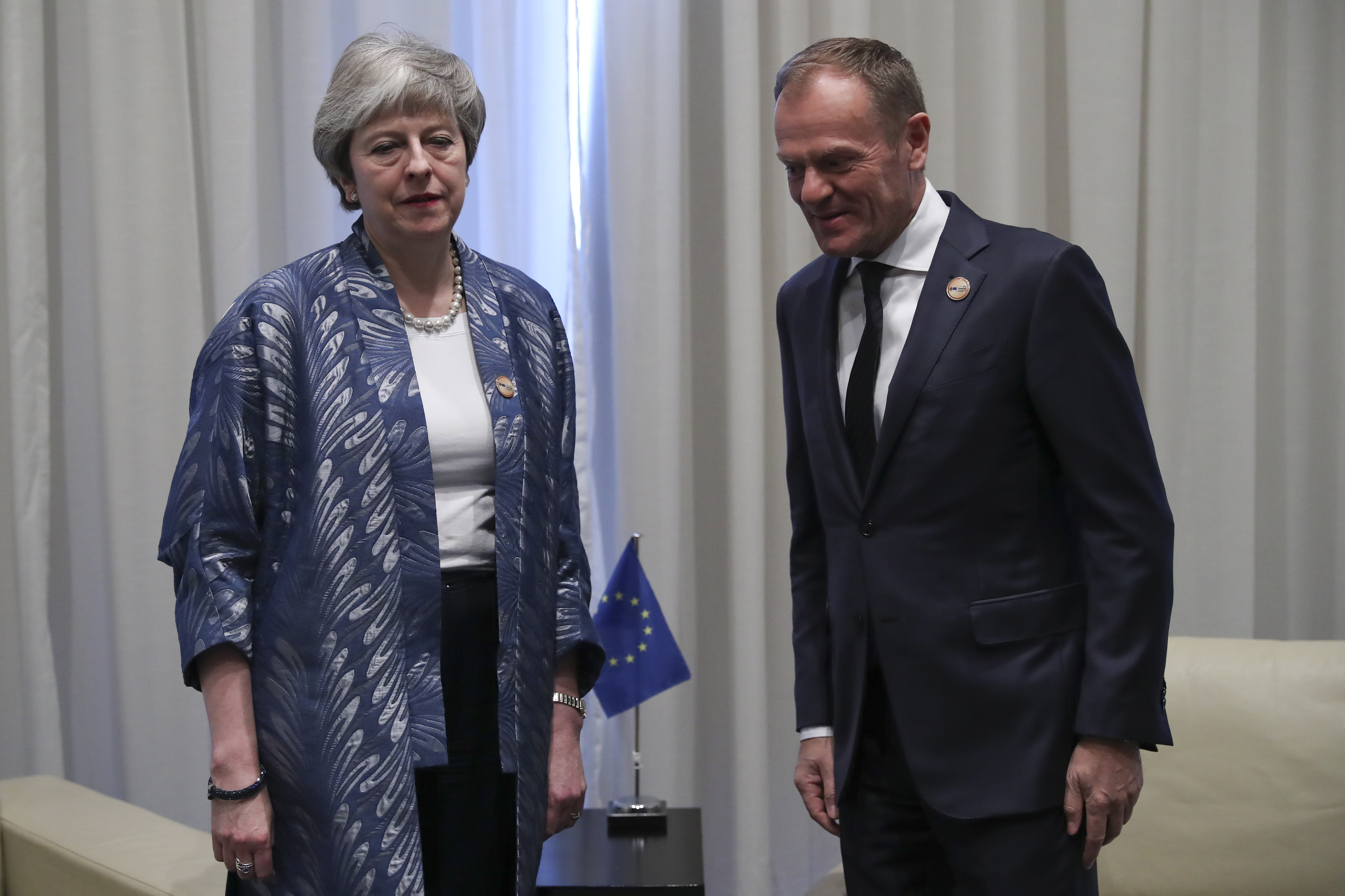 Donald Tusk a Theresa May jednají na okraj  hovořil na okraj summitu EU s arabskými zeměmi v egyptském Šarm aš-Šajchu