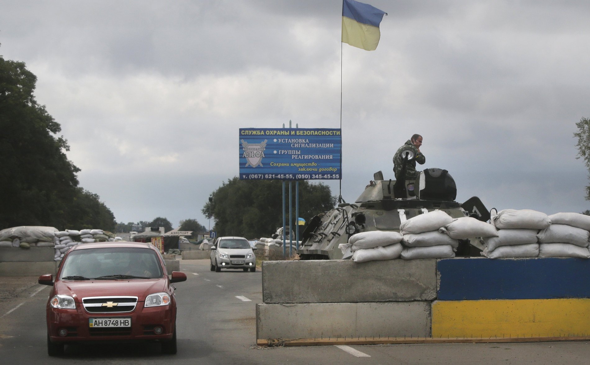 Ukrajinská armáda hlídkuje u města Mariupol.