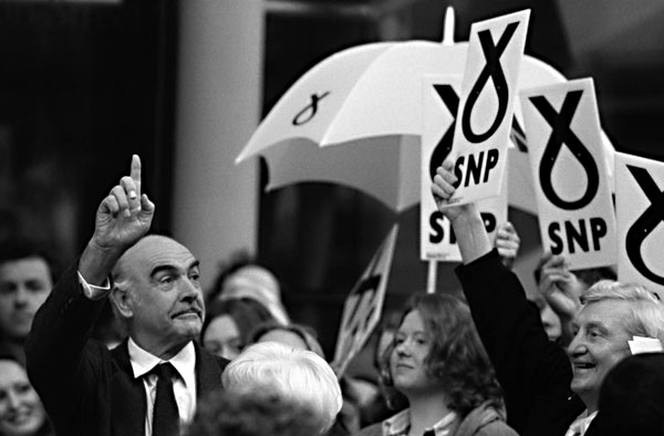 Fotografie: Chcete moderní stát bez jaderných zbraní? Volte skotský vzdor. (Sean Connery jako ikona kongresu národovců) - Autor: Profimedia.cz, http://www.profimedia.cz