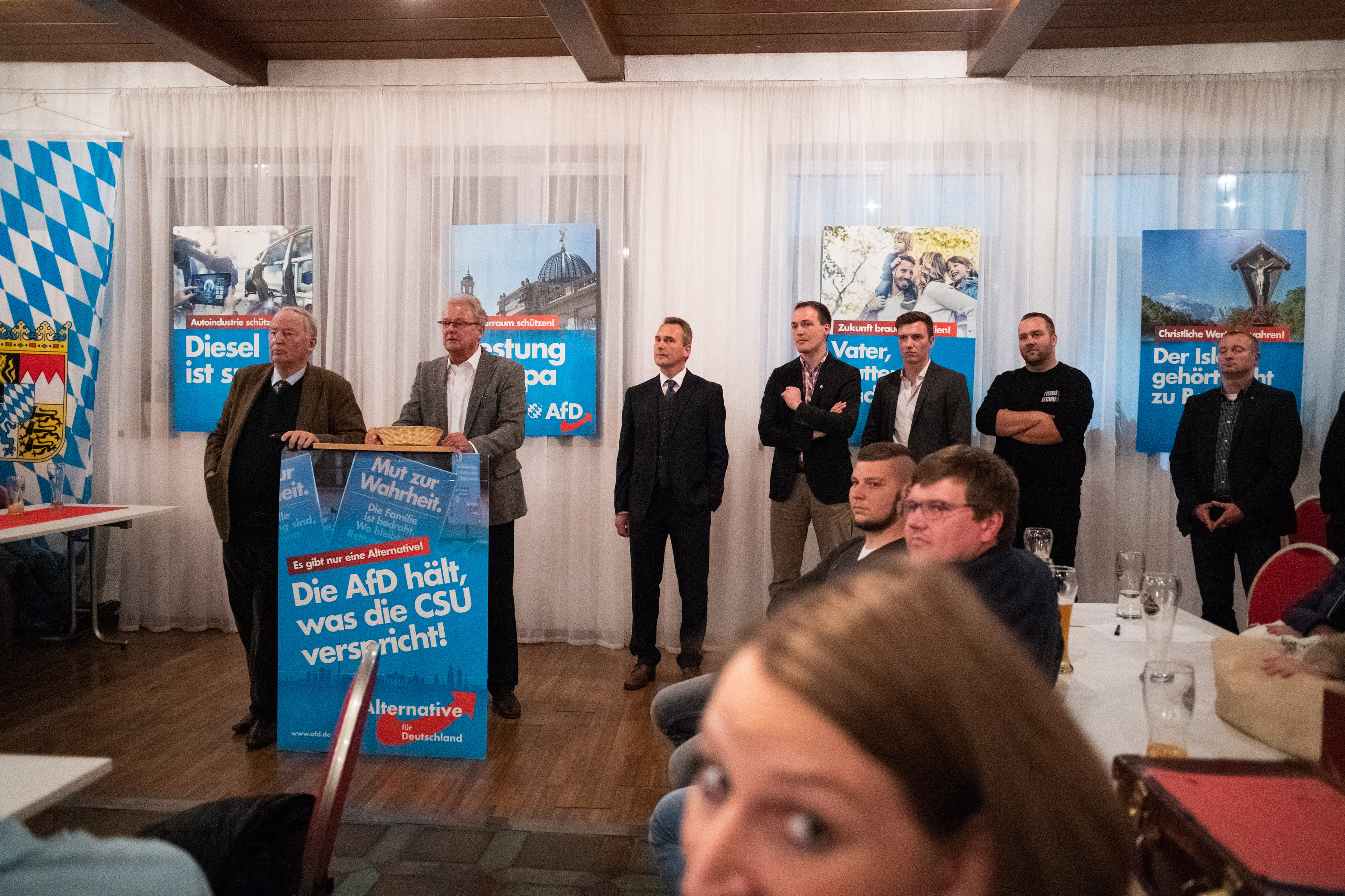 Předseda AfD Alexander Gauland (vlevo), předvolební mítink v Böhmfeldu