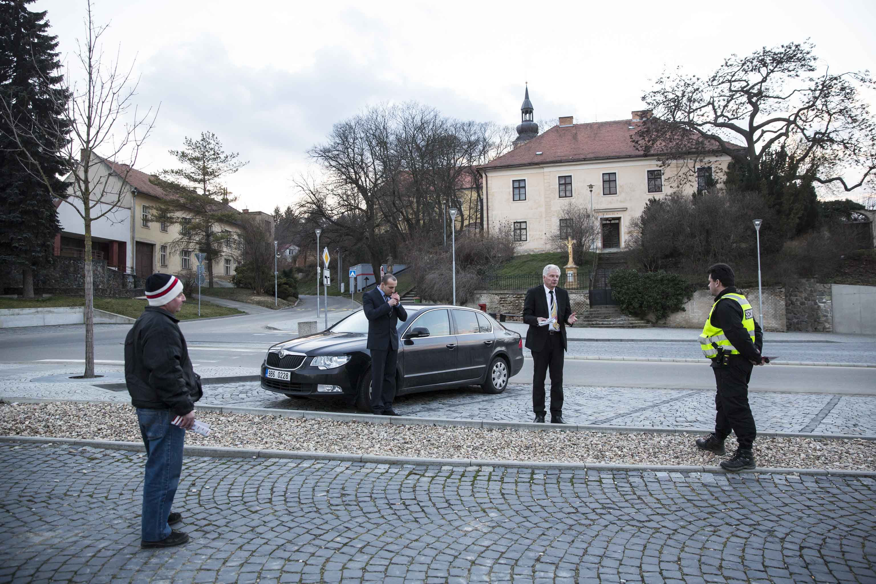 Jediní dva návštěvníci mítinku Miroslava Sládka v Kloboukách u Brna
