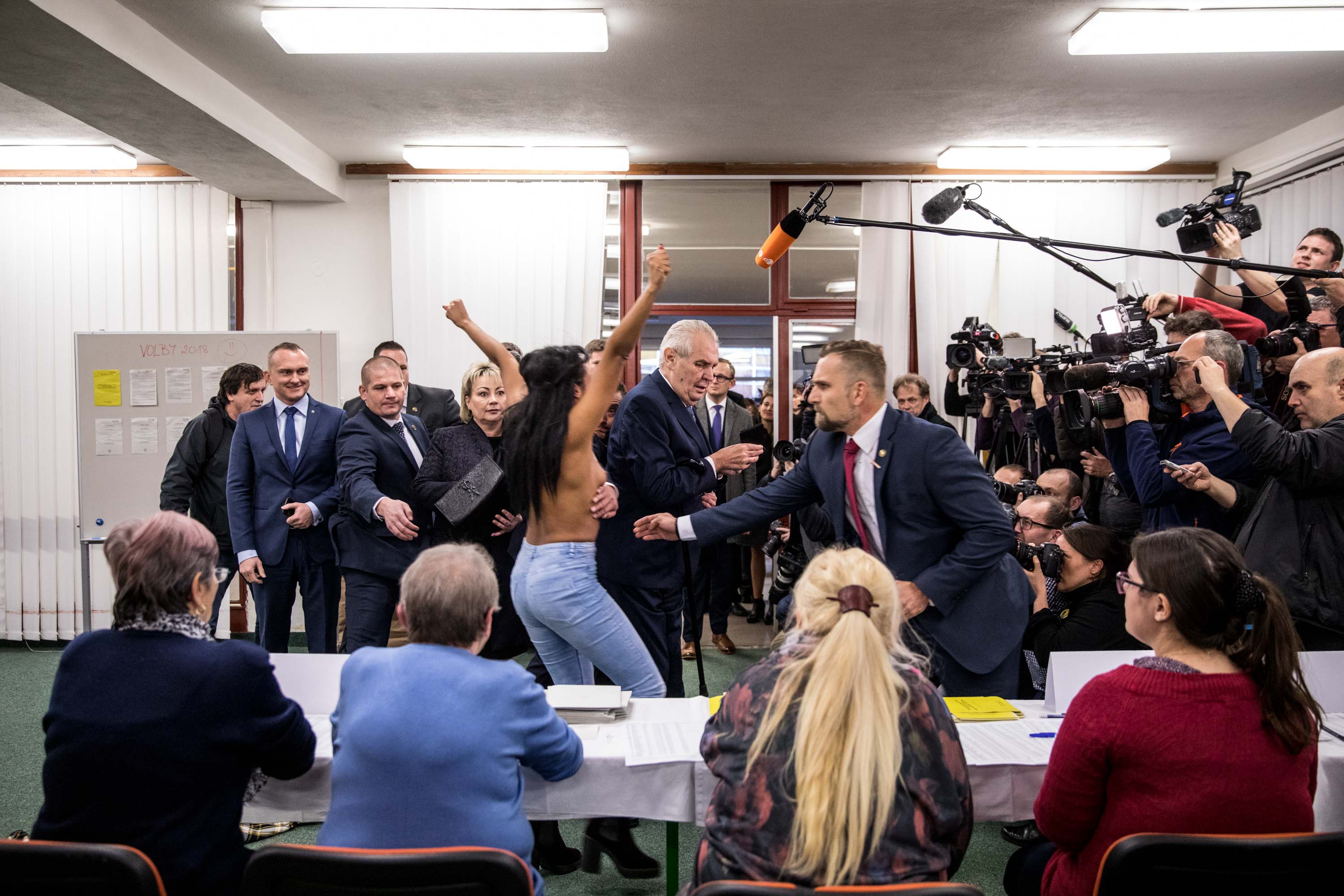 Miloš Zeman a aktivistka hnutí Femen ve volební místnosti, leden 2018