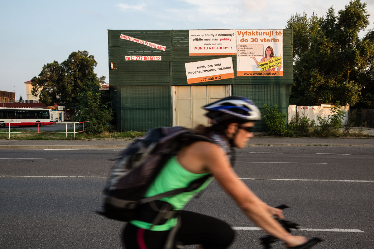 bývalý bazar nábytku naproti nádraží Holešovice